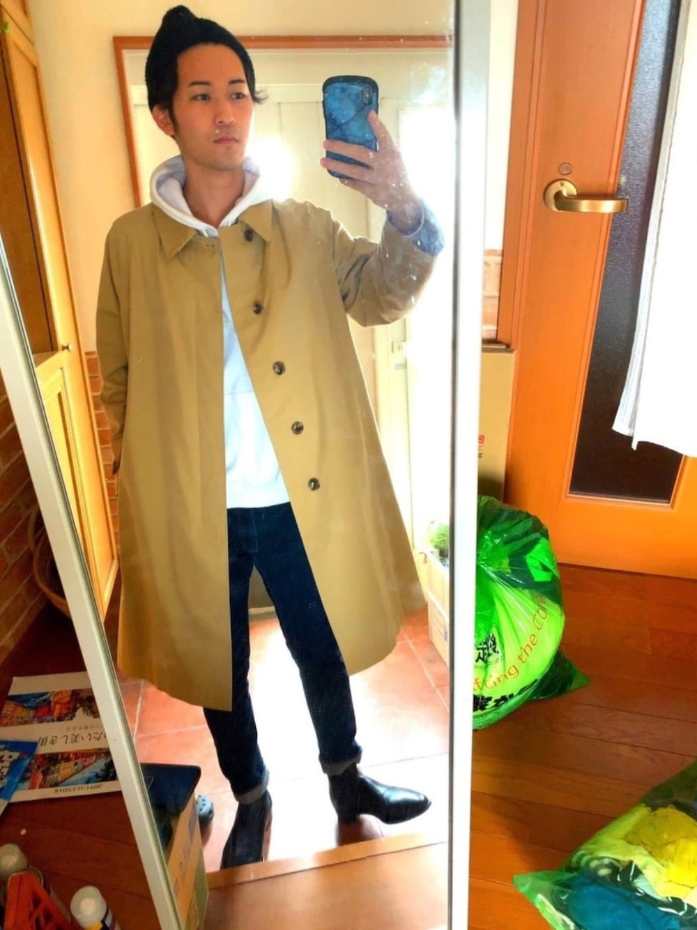 「ORCIVALの先染ギャバジン ステンカラーコート（ステンカラーコート、ベージュ系）」を使った、ryuさん（メンズ・181cm）の冬コーディネートの1枚目の写真