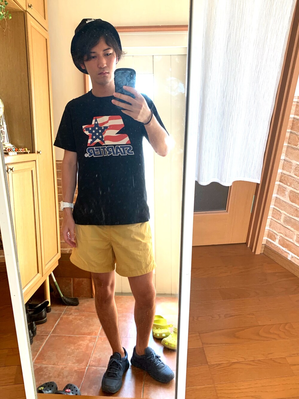 ブラック系のTシャツ/カットソー、ブルー系のスニーカー、イエロー系のその他パンツを着用したメンズの春コーディネートの1枚目の写真