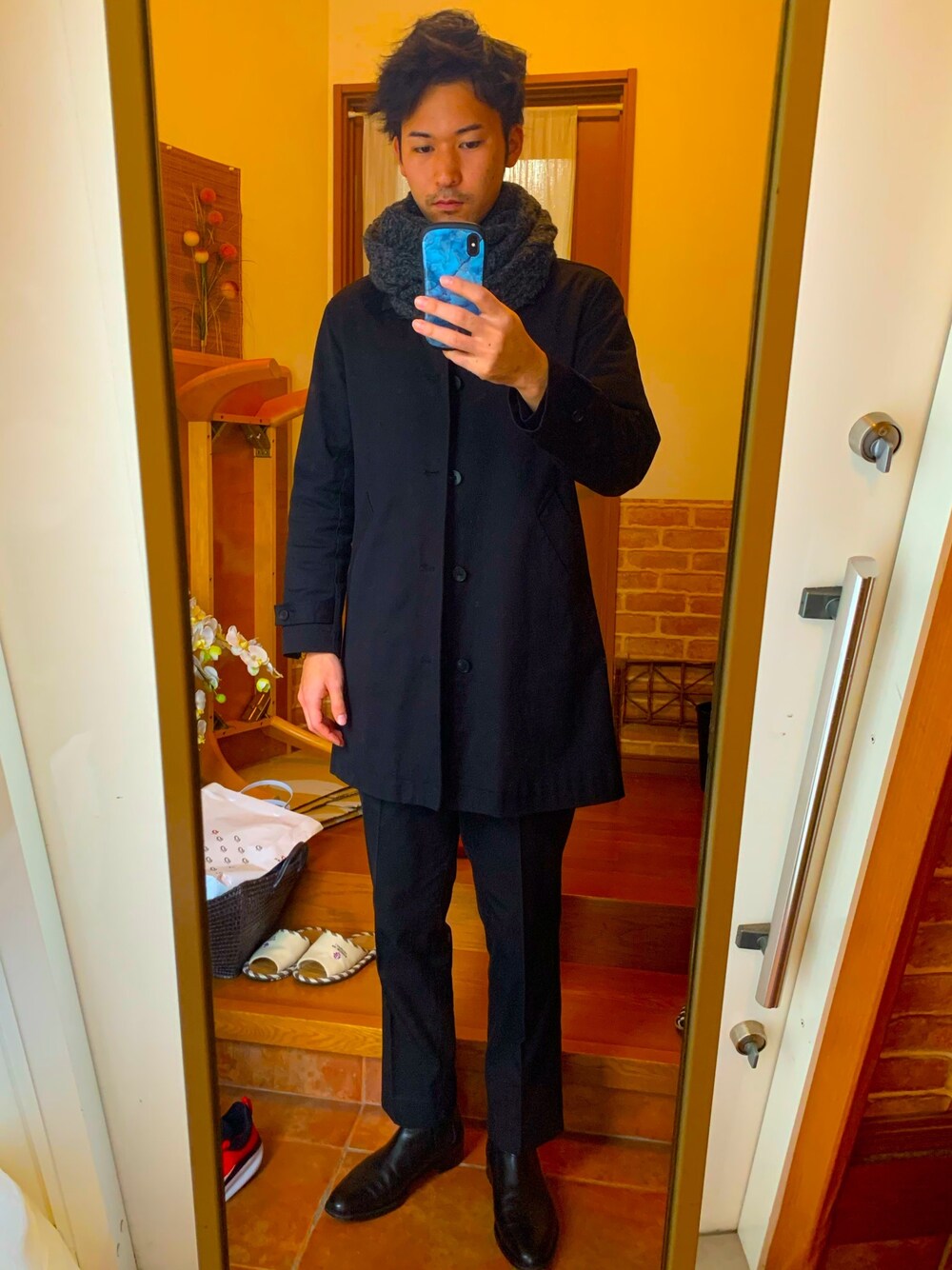「SENSE OF PLACE by URBAN RESEARCHのチェスターコート（チェスターコート、ブラック系）」を使った、ryuさん（メンズ・181cm）の冬コーディネートの1枚目の写真
