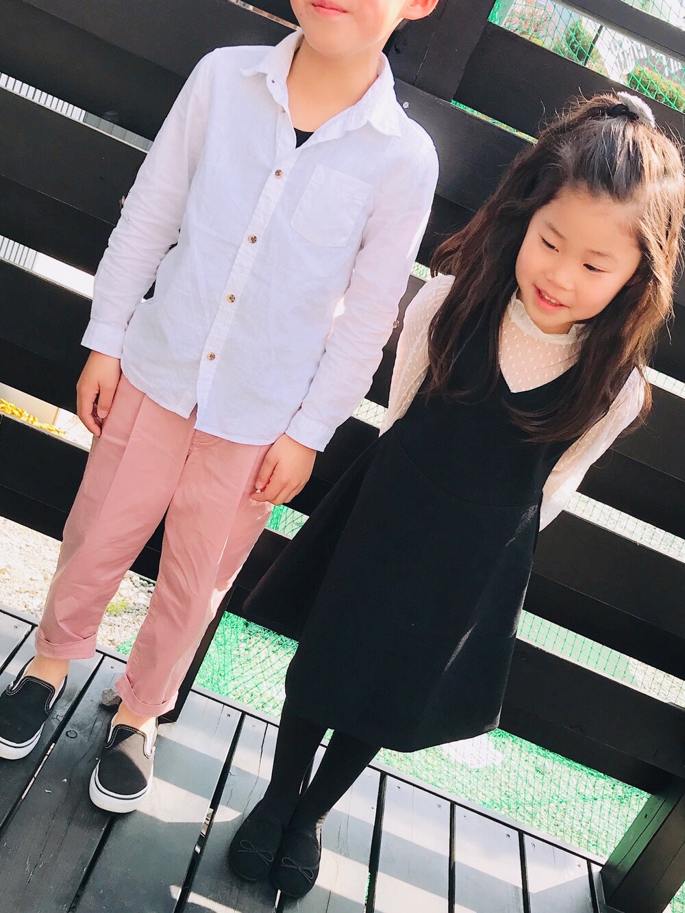 「ZARAのアイテム（ワンピース、ブラック系）」を使った、 AZUMIさん（キッズ・110cm）の春コーディネートの1枚目の写真