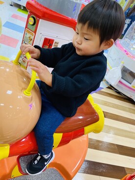 「アイテム（ニット/セーター、ブラック系）」を使った、 AZUMIさん（キッズ・90cm）の冬コーディネート