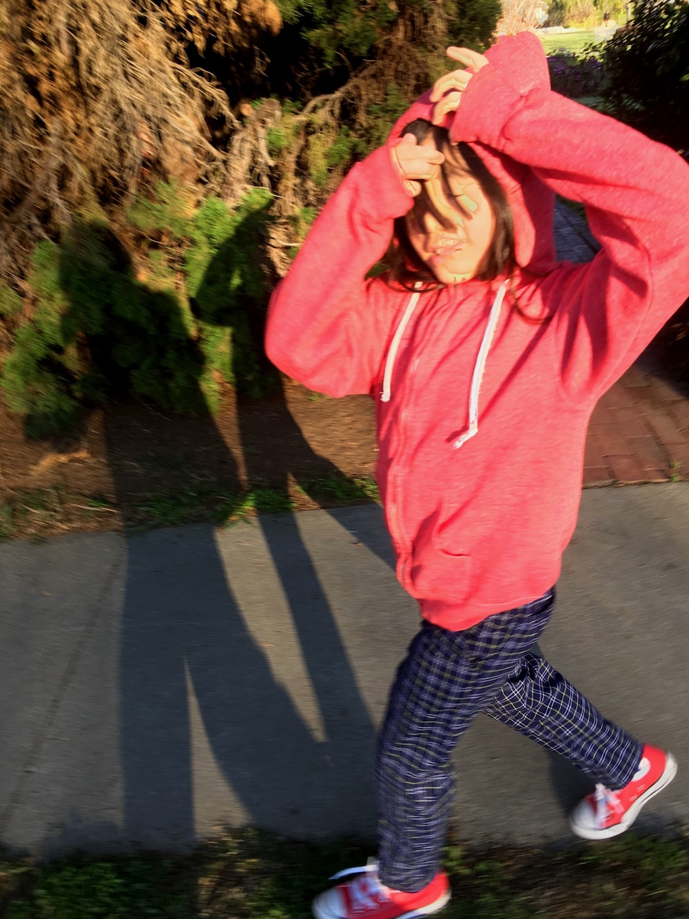 「キッズコーデ、カジュアル、おんなのこ、SWEAT、HOODED、girl、vintage、古着、converse、スウエット」｜「VINTAGEのアイテム（その他アウター、レッド系）」を使った、lucyさん（キッズ・127cm）の春コーディネートの1枚目の写真