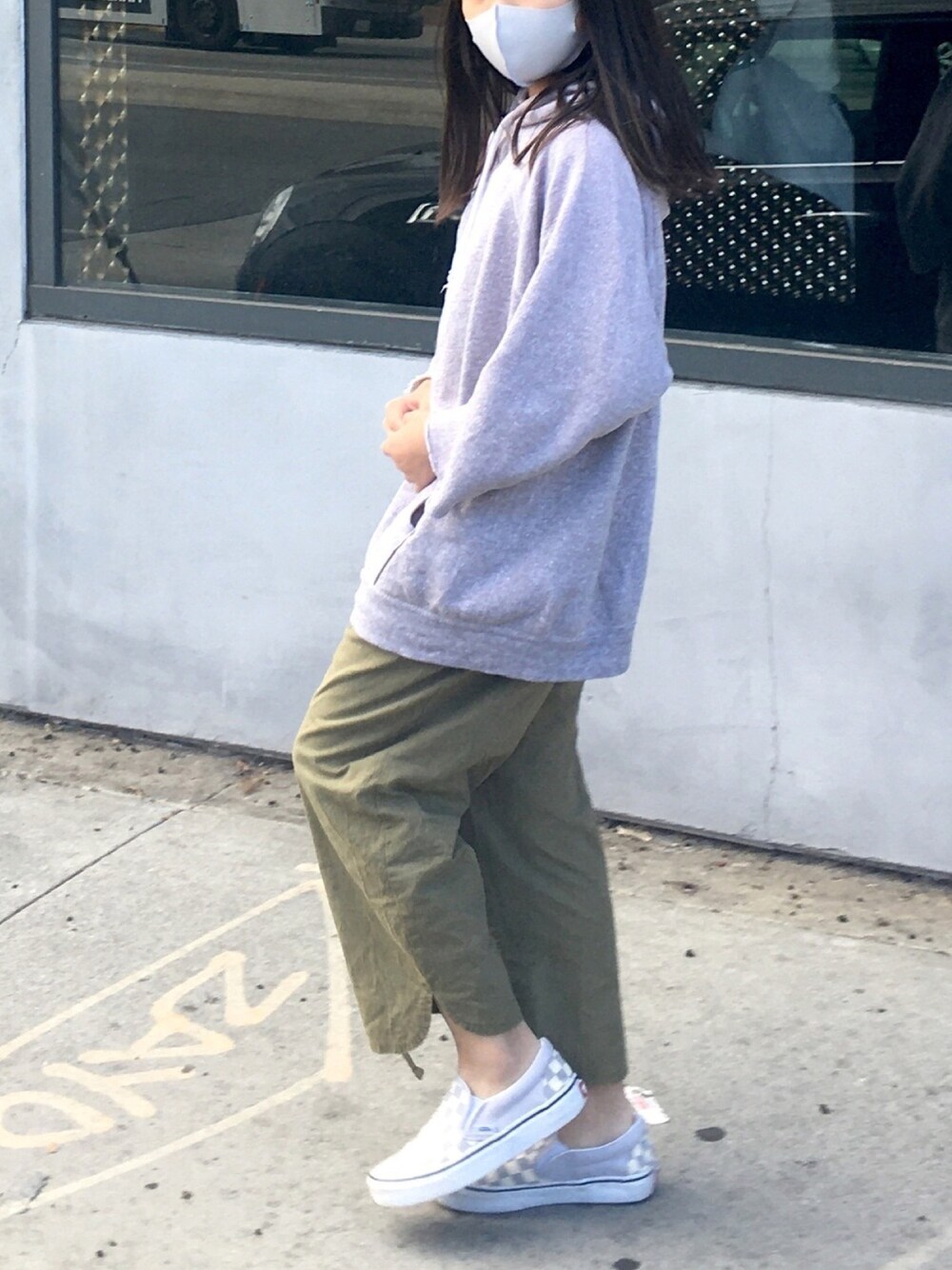 「kids、girl、vintage、古着、スエット、VANS、cutoff、女の子、フーディー」｜「VINTAGEのアイテム（スウェット、グレー系）」を使った、lucyさん（キッズ・127cm）の秋コーディネートの1枚目の写真