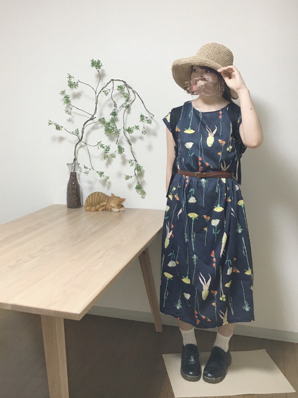 ブルー系のワンピース、ブラック系のドレスシューズ、ブラウン系のベルトを着用したレディースの夏コーディネートの1枚目の写真