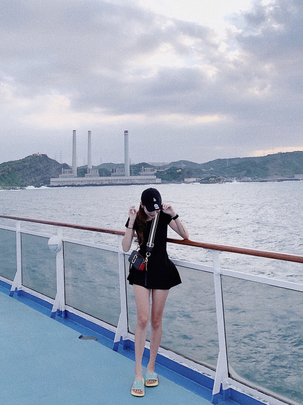 「Taiwan、Keelung、基隆港、麗星郵輪、black」｜「MARC JACOBSのアイテム（ショルダーバッグ、ブラック系）」を使った、黃意欣さん（レディース・162cm）の秋コーディネートの1枚目の写真