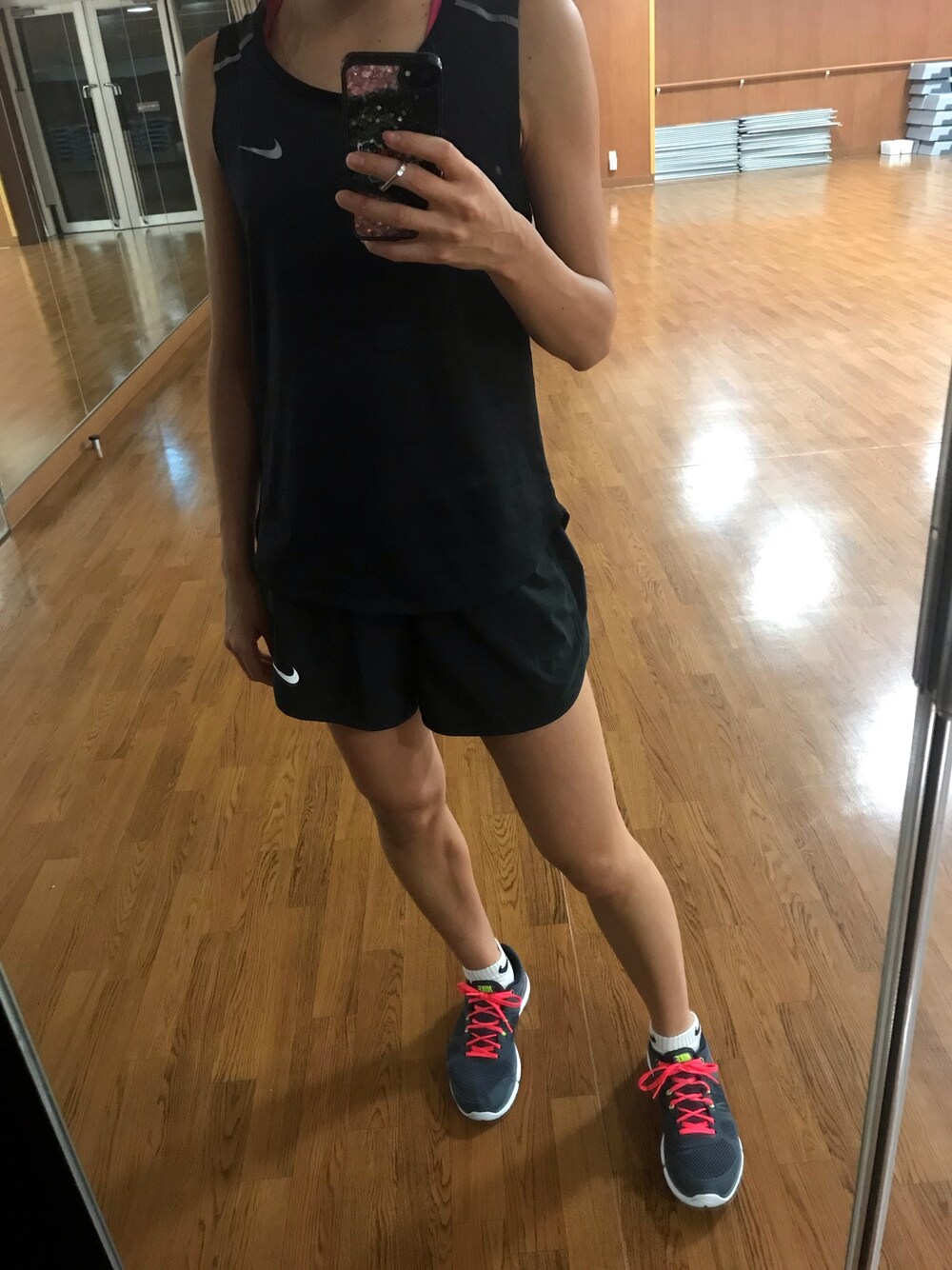 「トレーニング」｜「NIKEのナイキ フレックス ウィメンズ トレーニングショートパンツ（その他パンツ、ブラック系）」を使った、ﾐｷｵ。さん（レディース・156cm）の冬コーディネートの1枚目の写真