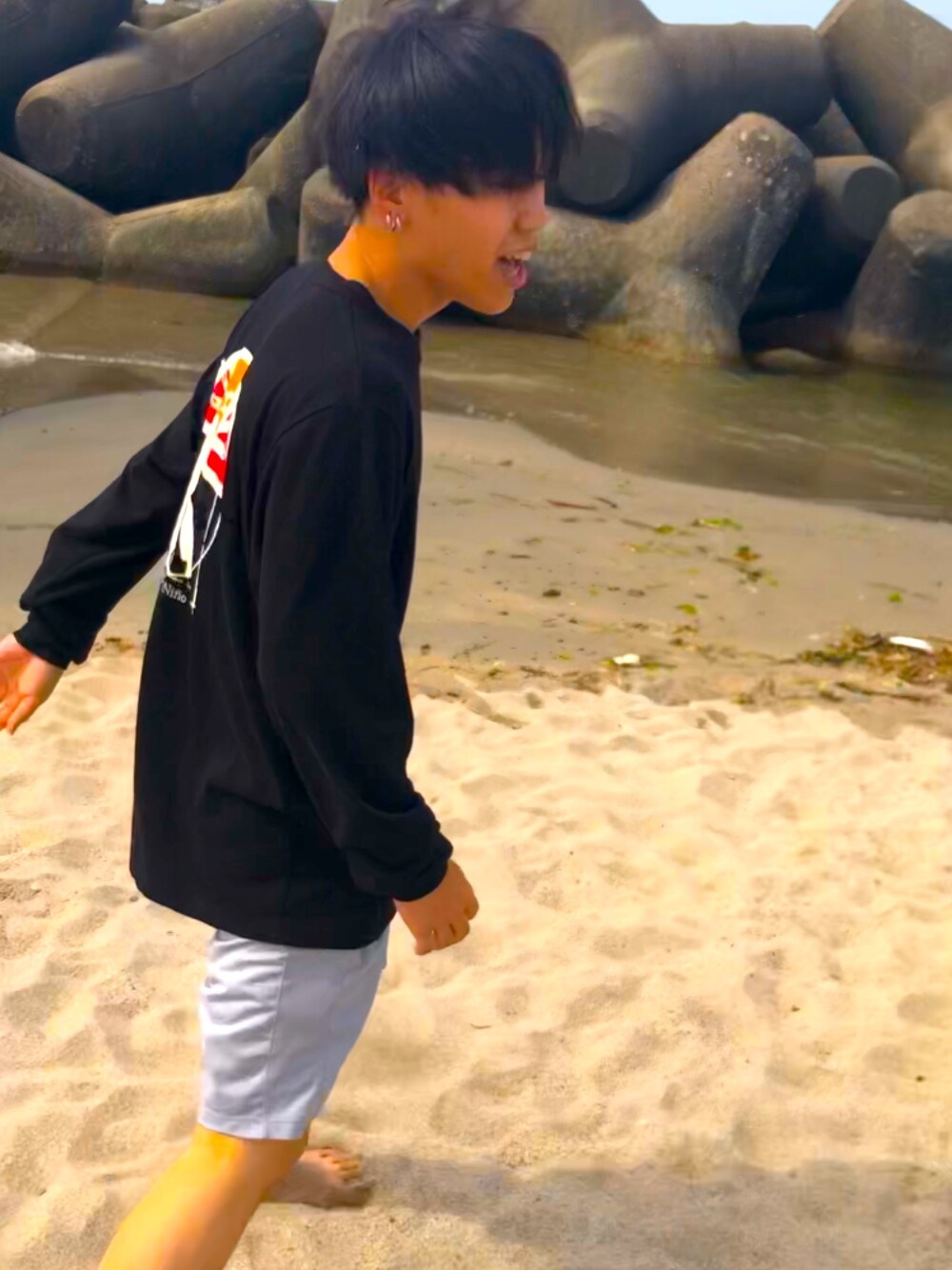 「海」｜「Hombre NinoのHombre Nino ellesse L/S TEE (EH19300HN)（Tシャツ/カットソー、ブラック系）」を使った、じn5さん（メンズ・173cm）の春コーディネートの1枚目の写真