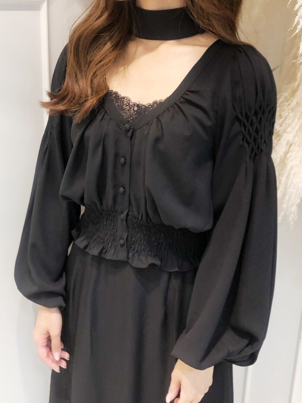 「シンプル、トップス、ブラウス、チョーカートップス、チョーカー」｜「LA BELLE ETUDEの【LA BELLE ETUDE】【Belle vintage】スモック刺繍チョーカーブラウス（シャツ/ブラウス、ブラック系）」を使った、るうさん（レディース・162cm）の秋コーディネートの1枚目の写真