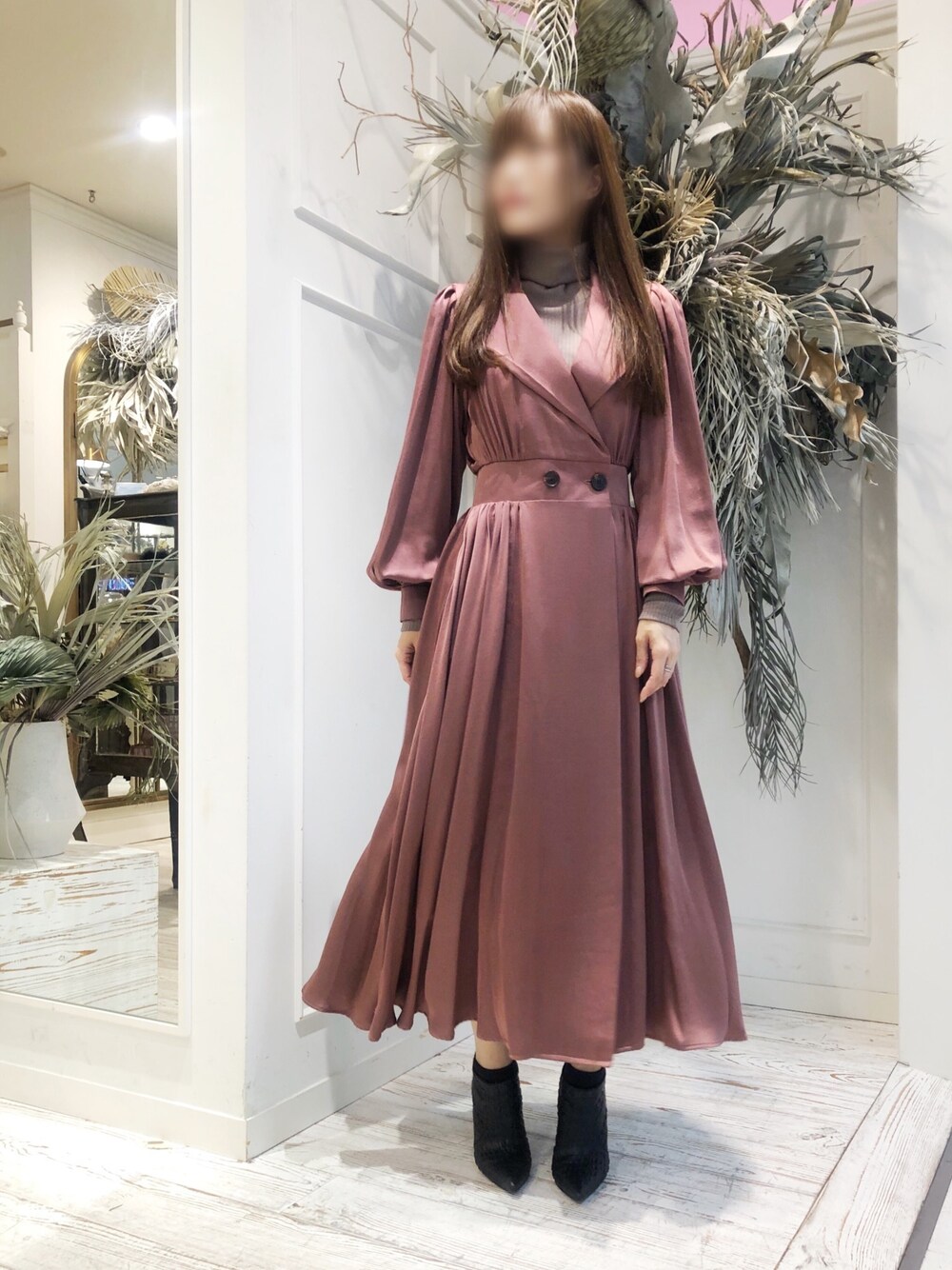 ピンク系のワンピースを着用したレディースの冬コーディネートの1枚目の写真