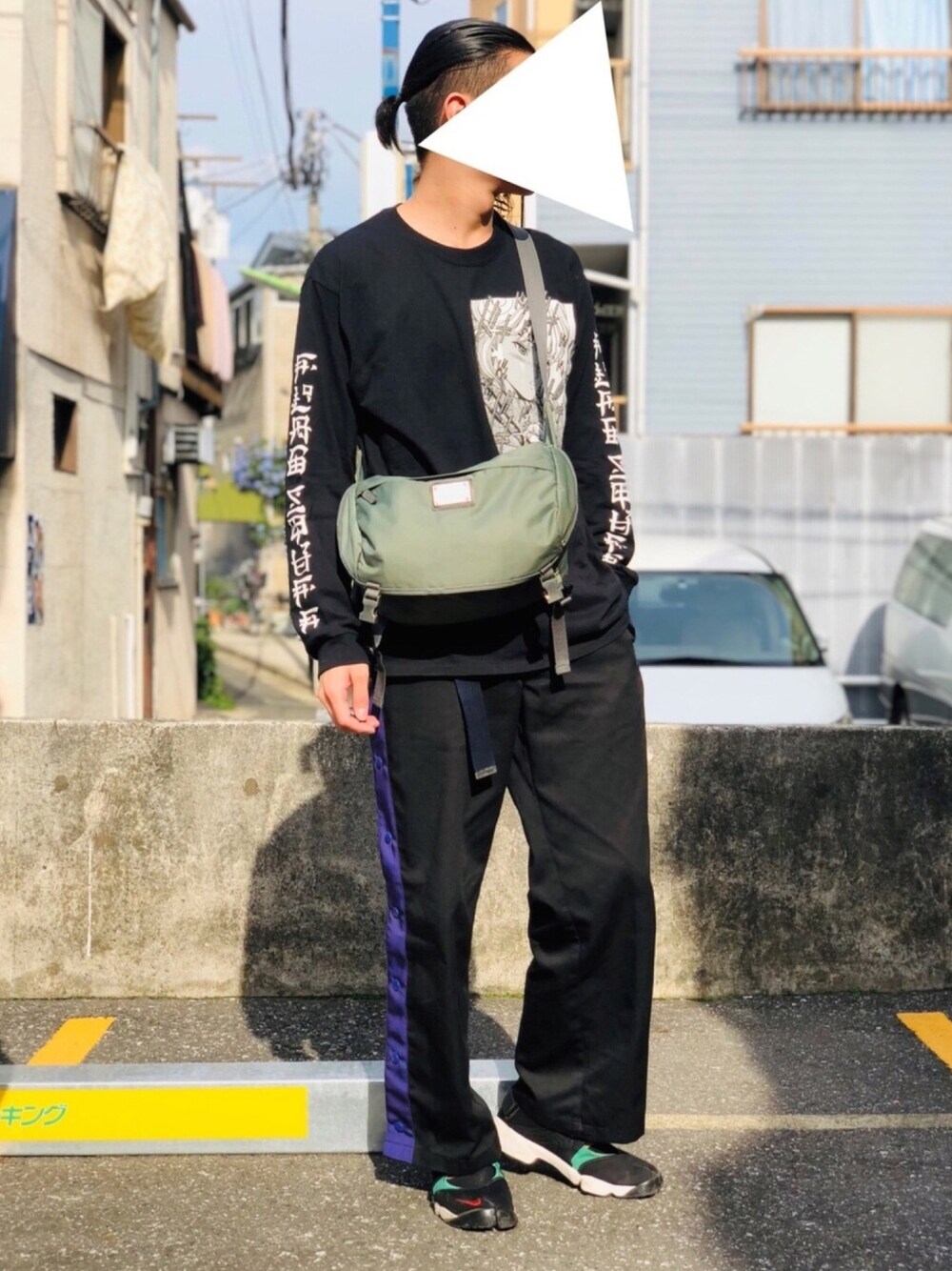 「秋のコーデ、いいね、save、フォローお願いします🤑、おしゃれさんと繋がりたい、NIKE、FLAGSTAFF、MYNE、ブラック、ブラックコーデ」｜「MYneの【MYne】ディッキーズサイドラインスナップワイドパンツ/Dickies side line snap wide pants【新色登場！！！】（その他パンツ、ブラック系）」を使った、猿渡 哲平さん（メンズ・180cm）の秋コーディネートの1枚目の写真