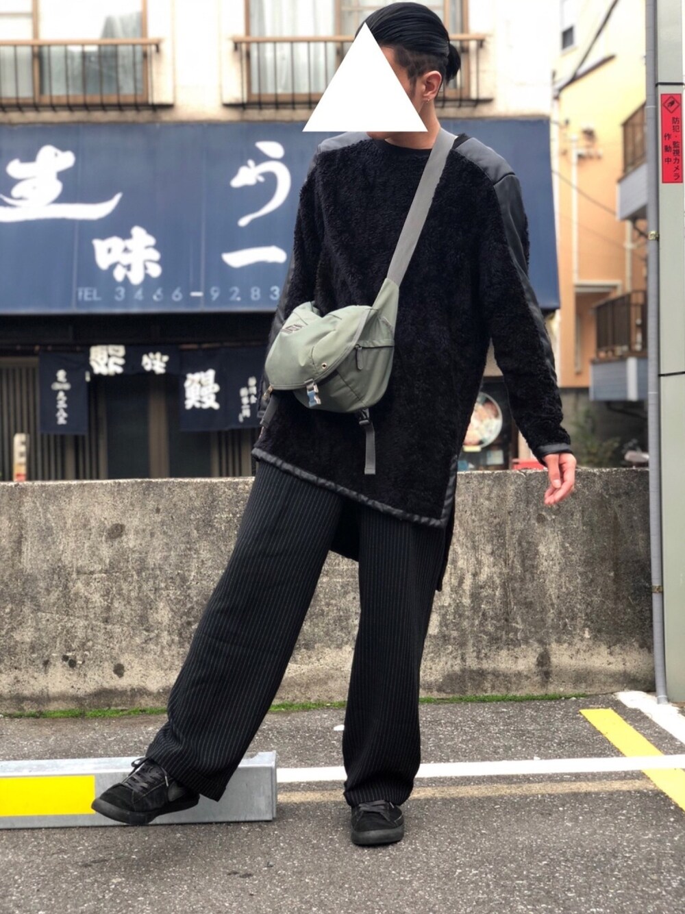 「秋コーデ、シンプル、ゆるコーデ、ブラックコーデ、古着MIX、大学生、古着、コムデギャルソン」｜「古着のアイテム（その他、ブラック系）」を使った、猿渡 哲平さん（メンズ・180cm）の秋コーディネートの1枚目の写真