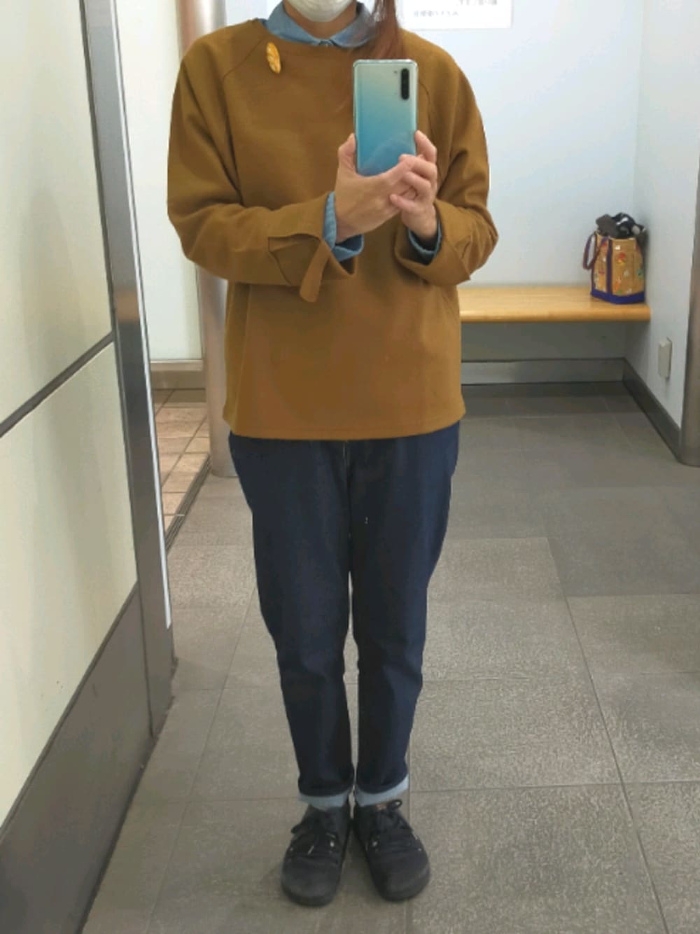 「キャメル、デニムパンツ、ビルケンシュトック」｜「studio CLIPの裏起毛デニムパンツ（デニムパンツ、ブルー系）」を使った、つくばやっきーさん（レディース・153cm）の秋コーディネートの1枚目の写真