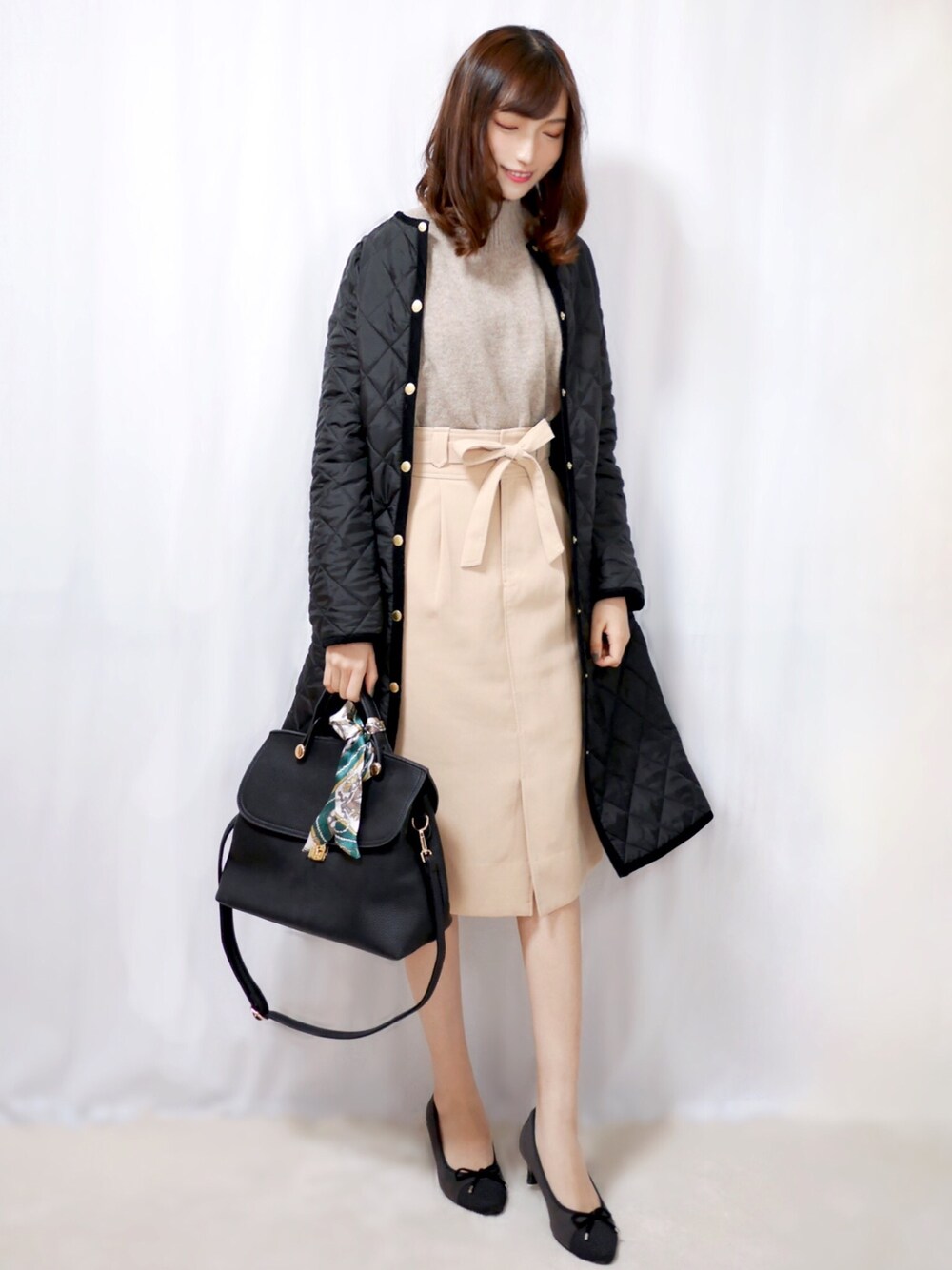 「オフィスカジュアル、シンプル、大人かわいい、ブラックコーデ、きれいめカジュアル、タイトスカート、Traditional Weatherwear、トラディショナルウェザーウエア、秋のコーデ、大人コーデ」｜「UNIQLOのスフレヤーンモックネックセーター（長袖）セットアップ可能（ニット/セーター、ベージュ系）」を使った、まお♡さん（レディース・163cm）の秋コーディネートの1枚目の写真