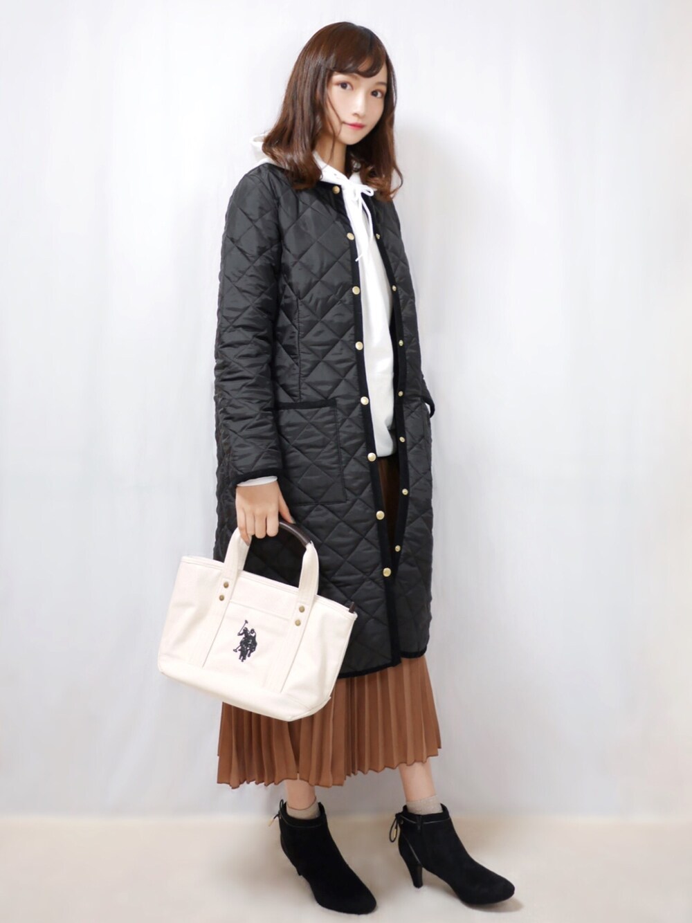 「Traditional Weatherwear、トラディショナルウェザーウエア、秋のコーデ、シンプルコーデ、オトナカジュアル、オーバーサイズ、プリーツスカート、ロングコート、ブーツ、オトナ女子」｜「Traditional WeatherwearのARKLEY LONG（ノーカラージャケット、ブラック系）」を使った、まお♡さん（レディース・163cm）の秋コーディネートの1枚目の写真
