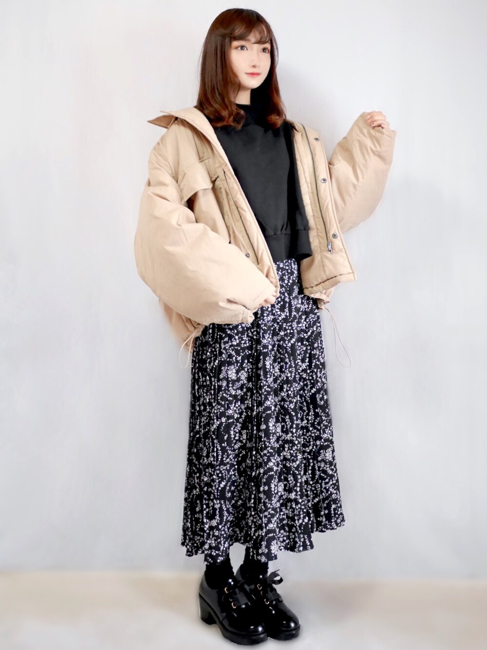 「apretro、冬のコーデ、オトナ女子、シンプル、大人ガーリー、chacocloset、perkyroom、ダウンジャケット、ロングスカート、大人コーデ」｜「ap retroの中綿フード2WAYブルゾン【ZOZO限定アイテム】（ダウンジャケット/コート、ベージュ系）」を使った、まお♡さん（レディース・163cm）の冬コーディネートの1枚目の写真