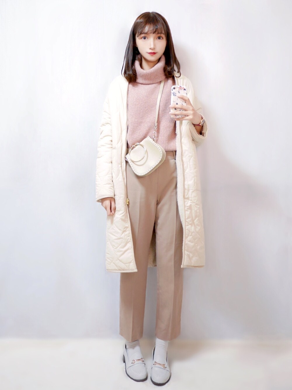 「NOLLEY'S、ノーリーズ、Sonny　Label、サニーレーベル、シンプルコーデ、オトナ女子、大人カジュアル、着回しコーデ、キレイめ、ロングコート」｜「URBAN RESEARCH Sonny Labelのオフタートルストレッチニット（ニット/セーター、ピンク系）」を使った、まお♡さん（レディース・163cm）の冬コーディネートの1枚目の写真