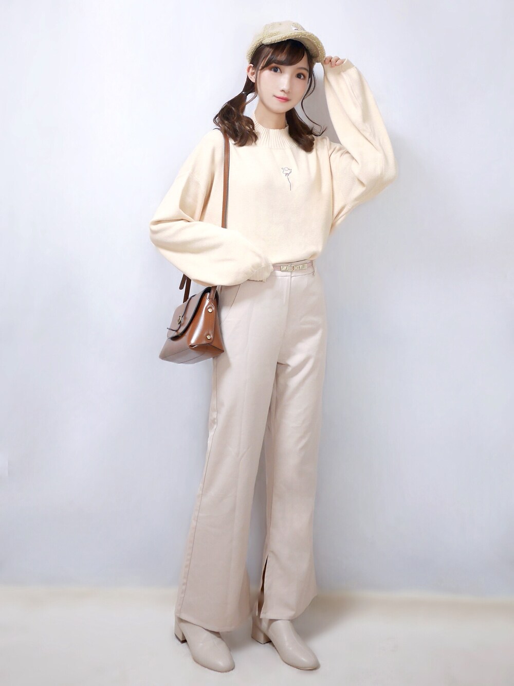 ホワイト系のニット/セーター、ホワイト系のその他パンツ、ホワイト系のブーツを着用したレディースの冬コーディネートの1枚目の写真