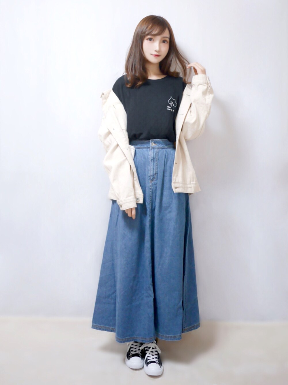 「シンプルコーデ、URBANRESEARCH、アーバンリサーチ、にゃー、nya、ネコ、カジュアルガーリー、スカートスタイル、雨の日コーデ、今日のコーデ」｜「URBAN RESEARCHのオーバーサイズGジャン（デニムジャケット、ベージュ系）」を使った、まお♡さん（レディース・163cm）の春コーディネートの1枚目の写真