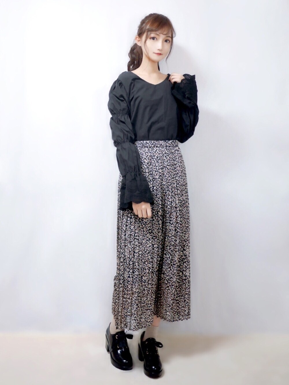 「ブラック、URBANRESEARCH、アーバンリサーチ、カジュアル、花柄、ロングスカート、プリーツスカート、apretro、大人女子、大人ガーリー」｜「ap retroのギャザーパフスリーブブラウス【ZOZO限定アイテム】（シャツ/ブラウス、ブラック系）」を使った、まお♡さん（レディース・163cm）の春コーディネートの1枚目の写真