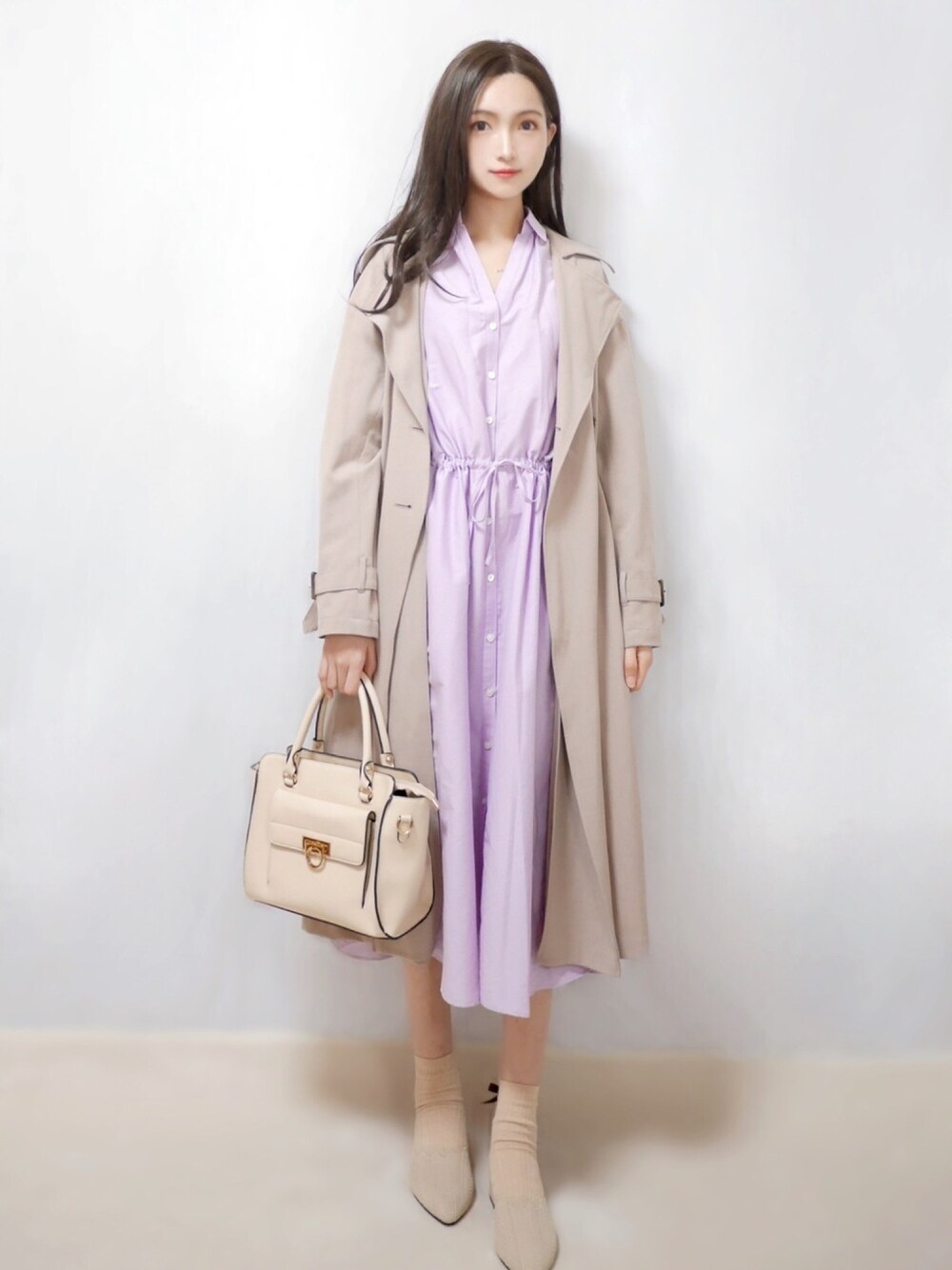 「URBAN RESEARCH、アーバンリサーチ、シャツワンピース、トレンチコート、auntie rosa holiday、オトナカジュアル、オトナ女子、ベージュ、春アウター、ロングワンピース」｜「URBAN RESEARCHのウエストドロストトレンチコート（トレンチコート、ピンク系）」を使った、まお♡さん（レディース・163cm）の春コーディネートの1枚目の写真