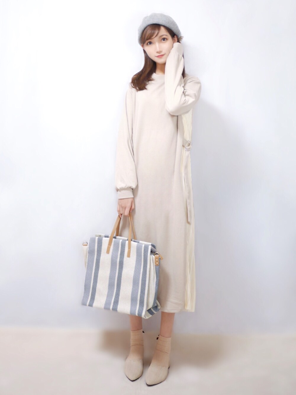 「auntie rosa holiday、LIPSTAR、リップスター、florist、おうちファッション、大人コーデ、シンプルコーデ、ベレー帽、ロングワンピース、プリーツ」｜「LIPSTARの【S.Mサイズ有】サイドプリーツワンピース（ワンピース、ベージュ系）」を使った、まお♡さん（レディース・163cm）の春コーディネートの1枚目の写真