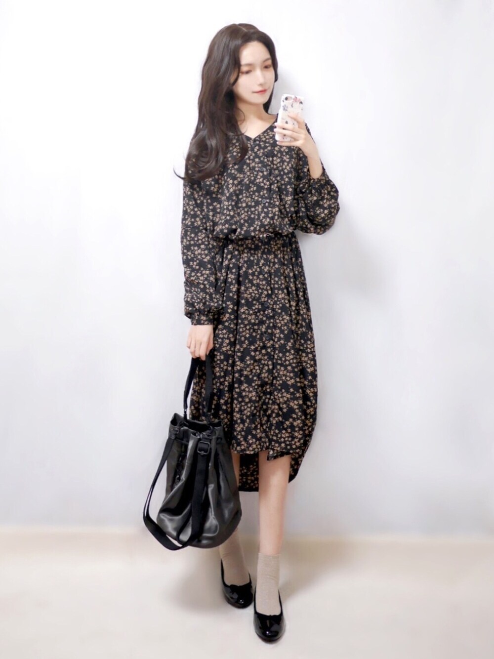 「Chillfar、kipling、kiplinglivelight、livelight、ORiental TRaffic(ORiental TRaffic)、休日スタイル、大人カジュアル、韓国ファッション、花柄ワンピース、バレエシューズ」｜「ChillfarのオーバーサイズVネックサテンシャツワンピース（シャツワンピース、ブラック系）」を使った、まお♡さん（レディース・163cm）の春コーディネートの1枚目の写真