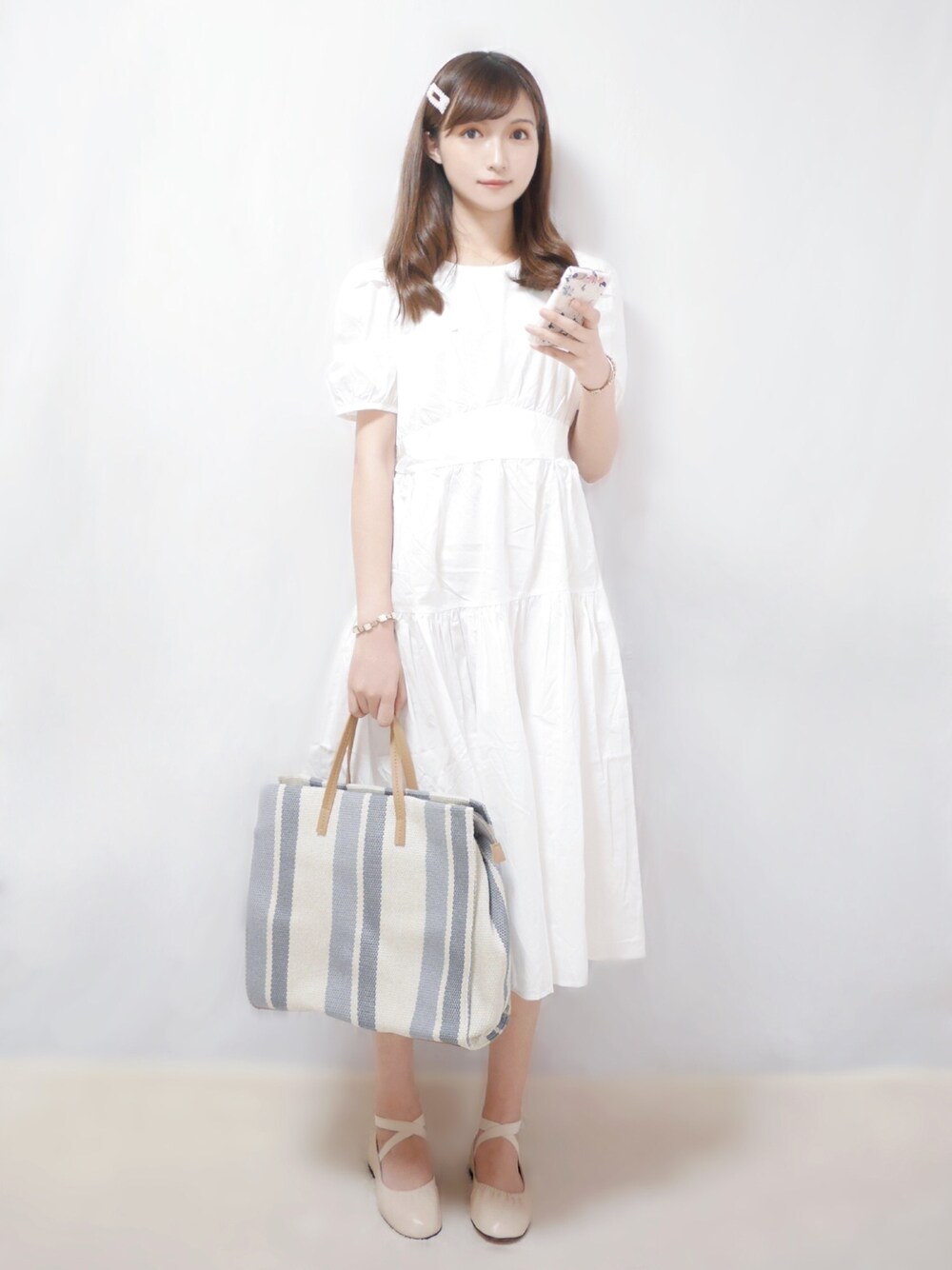 「La-gemme、ラジエム、FEKETE、夏、休日スタイル、unemansion、着回しコーデ、透け感、ワンピース、オーバーサイズ」｜「FEKETEのFEKETE BACK RIBBON TIERED LONG ONEPIECE（ワンピース、ホワイト系）」を使った、まお♡さん（レディース・163cm）の夏コーディネートの1枚目の写真