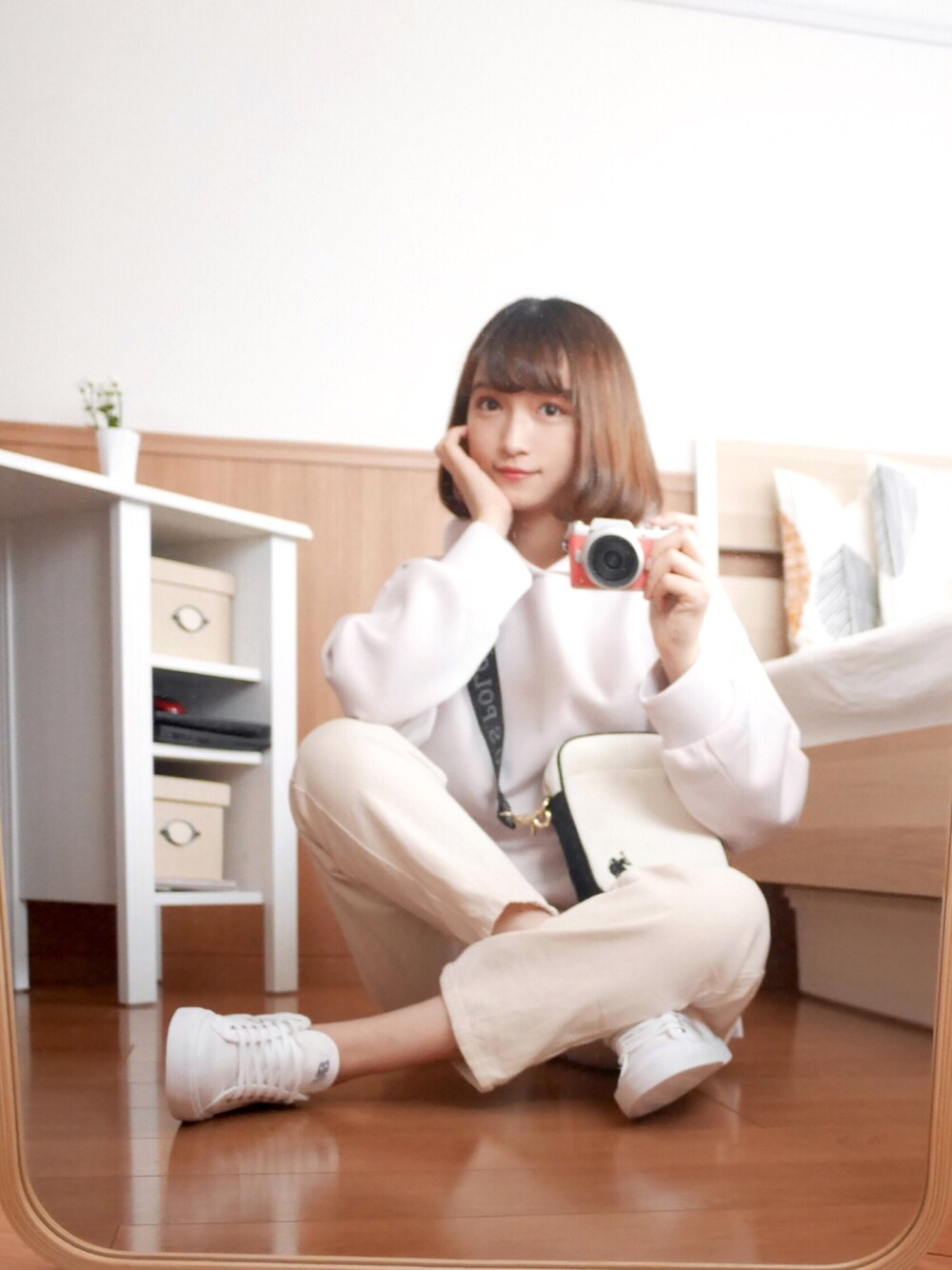 「今日のコーデ、USポロ、apretro、AmbreNeige、URBAN RESEARCH、New Balance、オトナカジュアル、シンプル、秋のコーデ、リラックススタイル」｜「Ambre Neigeの【パウダーのようなさらさら感。マシュマロのようなもちもち感。】【洗える】パウダリーパーカー／ダンボールパーカー／WEB/EC限定商品（パーカー、グレー系）」を使った、まお♡さん（レディース・163cm）の秋コーディネートの1枚目の写真