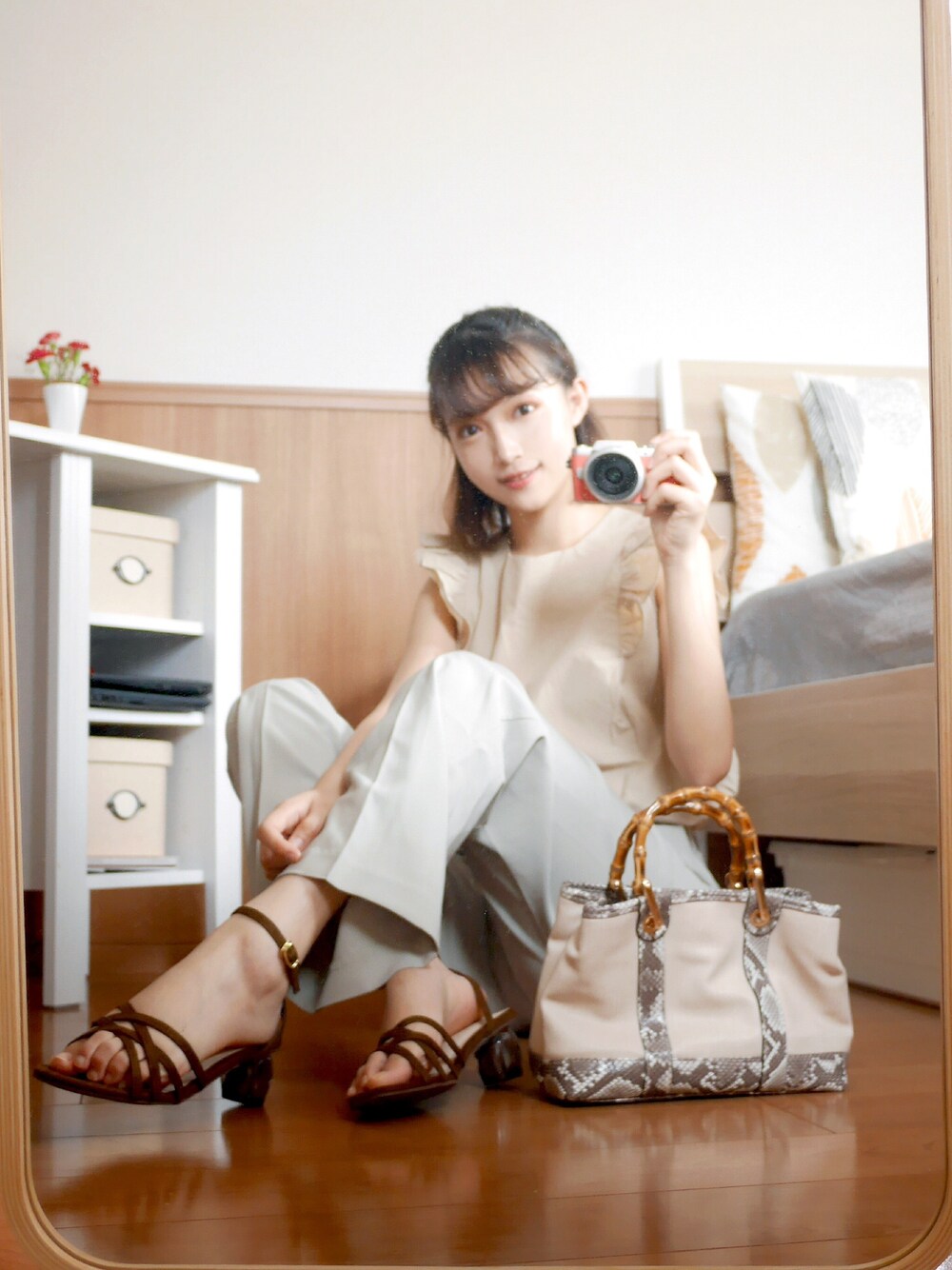 「SENSEOFPLACE、ITEMS URBANRESEARCH、URBAN RESEARCH、アーバンリサーチ、RODE SKO、ロデスコ、シンプルコーデ、秋コーデ、きれいめカジュアル、楽チンコーデ」｜「ITEMS URBANRESEARCHの肩フリルノースリブラウス（シャツ/ブラウス、ベージュ系）」を使った、まお♡さん（レディース・163cm）の秋コーディネートの1枚目の写真