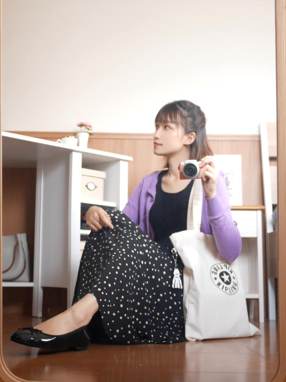 「秋コーデ、kipling、kiplinglivelight、livelight、Roomy's(Roomy's)、大人カジュアル、秋服、大人かわいい、大人女子、くすみカラー」｜「MERCURYDUOのビジューボタン付ベーシッククルーカーディガン（カーディガン/ボレロ、パープル系）」を使った、まお♡さん（レディース・163cm）の秋コーディネートの1枚目の写真