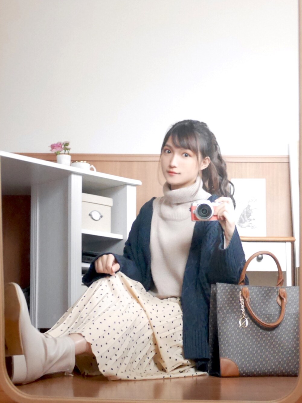 ブルー系のカーディガン/ボレロ、ベージュ系のニット/セーター、ベージュ系のスカートを着用したレディースの秋コーディネートの1枚目の写真