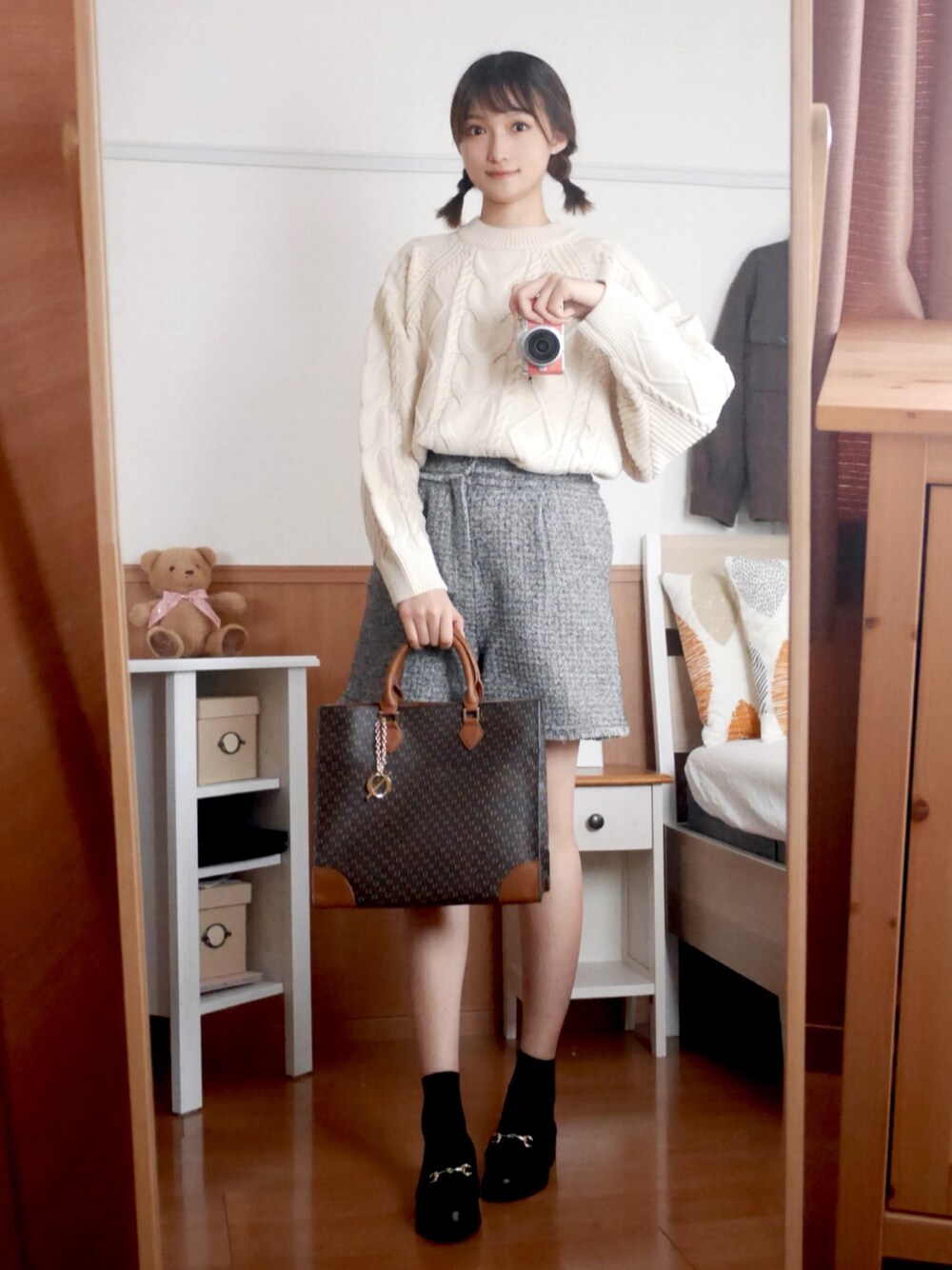 「オトナ女子、休日コーデ、秋冬コーデ、socolla、ソコラ、RODE SKO、ロデスコ、ビックシルエット、ニットコーデ、カフェオレコーデ」｜「socollaの【socolla】ケーブルレースアップP/O（ニット/セーター、ホワイト系）」を使った、まお♡さん（レディース・163cm）の秋コーディネートの1枚目の写真