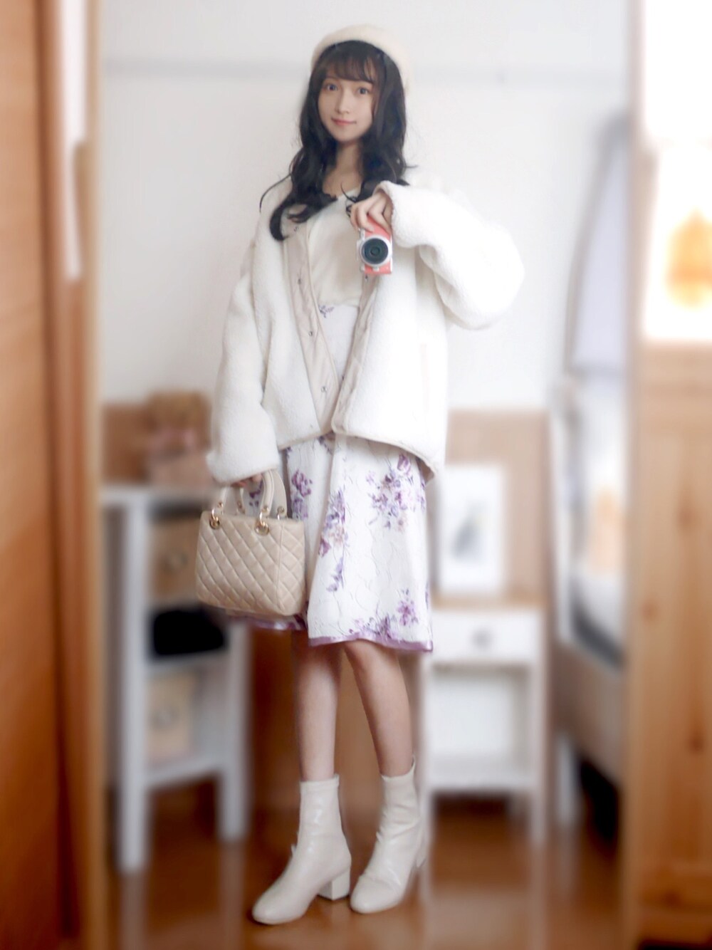 「sakishimatokyo、apretro、MISCH MASCH、MAJESTIC LEGON、ホワイトコーデ、ベージュ、シンプルコーデ、ショートブーツ、ガーリーコーデ、オトナ女子」｜「ap retroのリバーシブルキルティング×ボアジャケット【ZOZO限定アイテム】（ノーカラージャケット、ホワイト系）」を使った、まお♡さん（レディース・163cm）の冬コーディネートの1枚目の写真