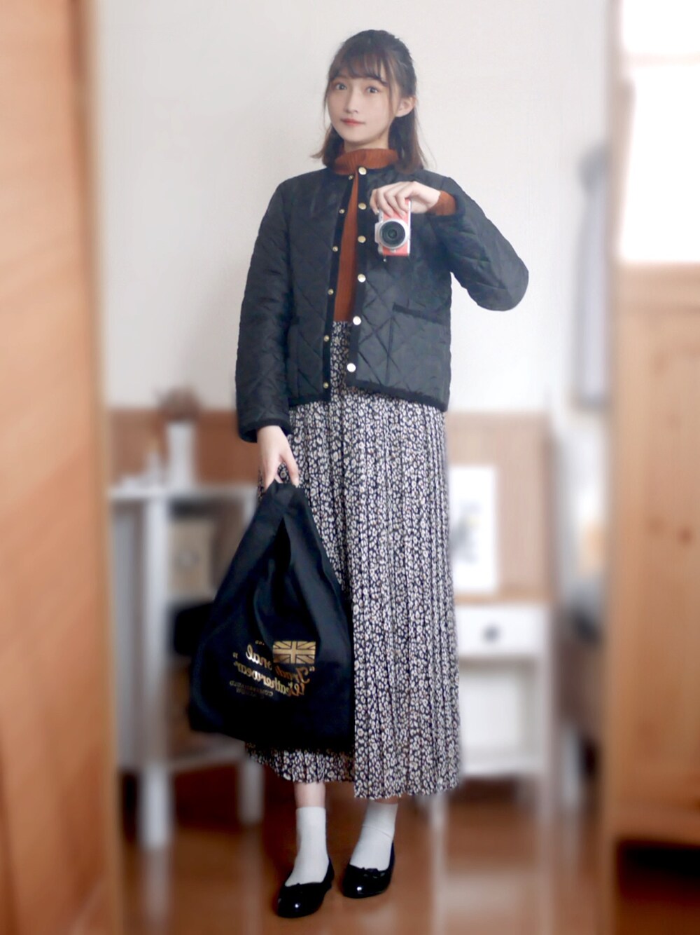 「Traditional Weatherwear、トラディショナルウェザーウエア、TWW、sakishimatokyo、タートルネック、カジュアルコーデ、きれいめカジュアル、シンプル、大人ガーリー、くすみカラー」｜「Traditional WeatherwearのARKLEY（ノーカラージャケット、ブラック系）」を使った、まお♡さん（レディース・163cm）の冬コーディネートの1枚目の写真
