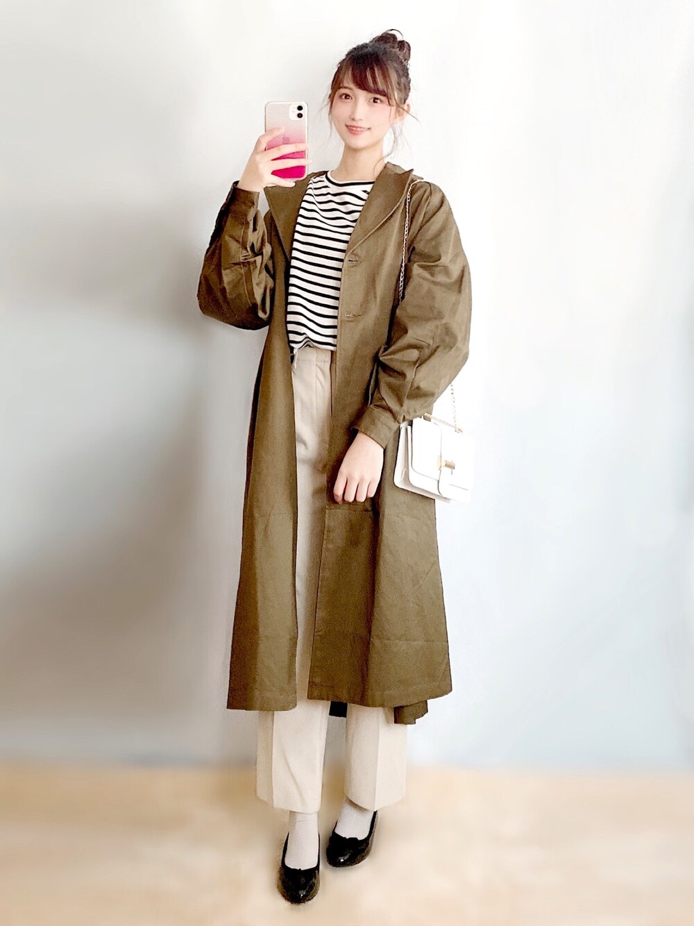 「春コーデ、今日のコーデ、春カラースタイル、大人コーデ、チェスターコート、カーキ、ボーダートップス、sakishimatokyo、florist、大人ガーリー」｜「SONAのワイド袖ボーダーTシャツ（Tシャツ/カットソー、ブラック系）」を使った、まお♡さん（レディース・163cm）の春コーディネートの1枚目の写真
