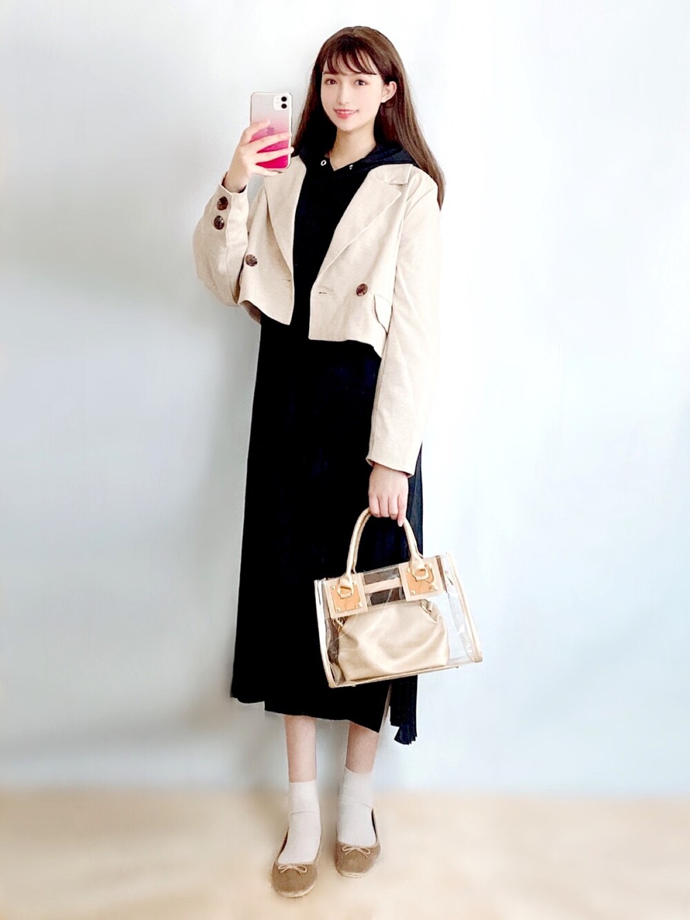 「春めきシューズ、オトナカジュアル、春、オトナ女子、春カラースタイル、シンプル、socolla、Heather、florist、ソコラ」｜「socollaの【socolla】BACKプリーツパーカーワンピース（ワンピース、ブラック系）」を使った、まお♡さん（レディース・163cm）の春コーディネートの1枚目の写真