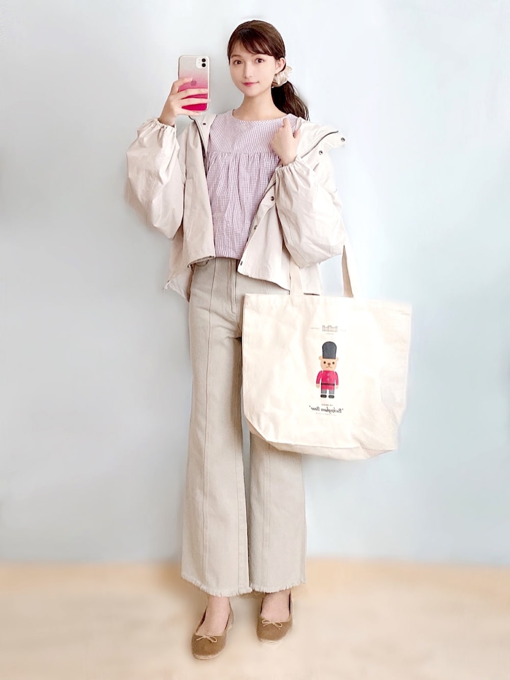 「MACKINTOSH PHILOSOPHY、マッキントッシュ フィロソフィー、ITEMS URBANRESEARCH、URBAN RESEARCH、アーバンリサーチ、チェック柄、デニムパンツ、ホワイトパンツ、休日スタイル、オトナカジュアル」｜「ITEMS URBANRESEARCHのギンガムチェックフリルスリーブブラウス（シャツ/ブラウス、パープル系）」を使った、まお♡さん（レディース・163cm）の春コーディネートの1枚目の写真