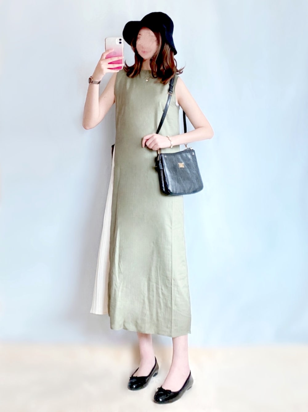 グリーン系のワンピース、ブラック系のショルダーバッグ、ブラック系のバレエシューズを着用したレディースの夏コーディネートの1枚目の写真