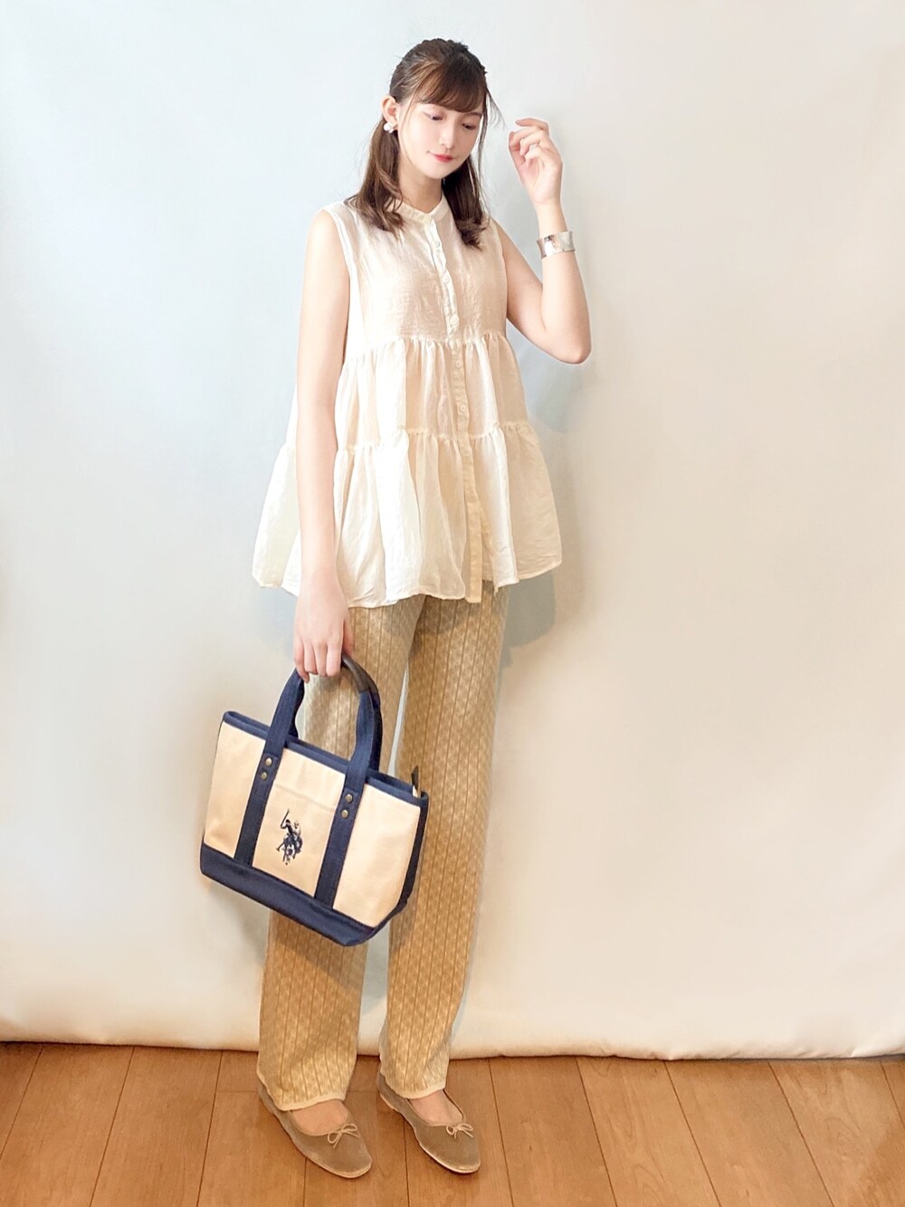 ホワイト系のシャツ/ブラウス、ホワイト系のその他パンツ、ホワイト系のトートバッグを着用したレディースの夏コーディネートの1枚目の写真