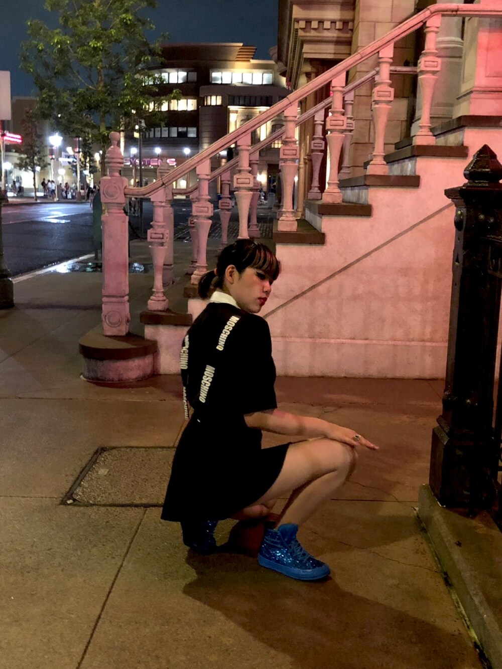 「MOSCHINOのアイテム（Tシャツ/カットソー、ブラック系）」を使った、KONOMIさん（レディース・165cm）の冬コーディネートの1枚目の写真