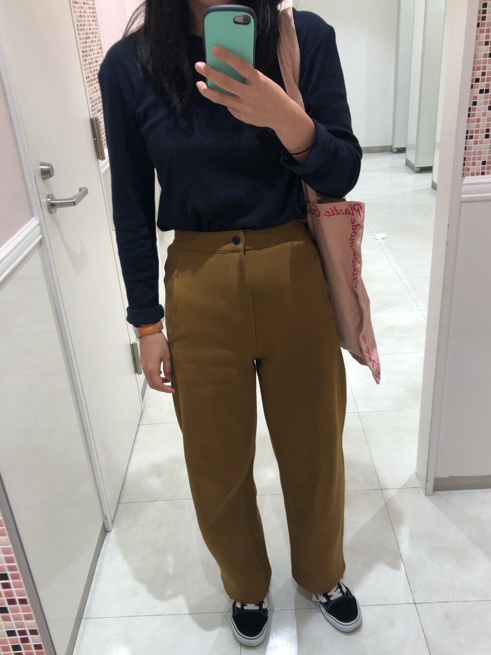 「UNIQLOのワイドフィットカーブジャージーパンツ(丈標準72～74cm）（その他パンツ、ブラウン系）」を使った、maopippi さん（レディース・165cm）の秋コーディネートの1枚目の写真