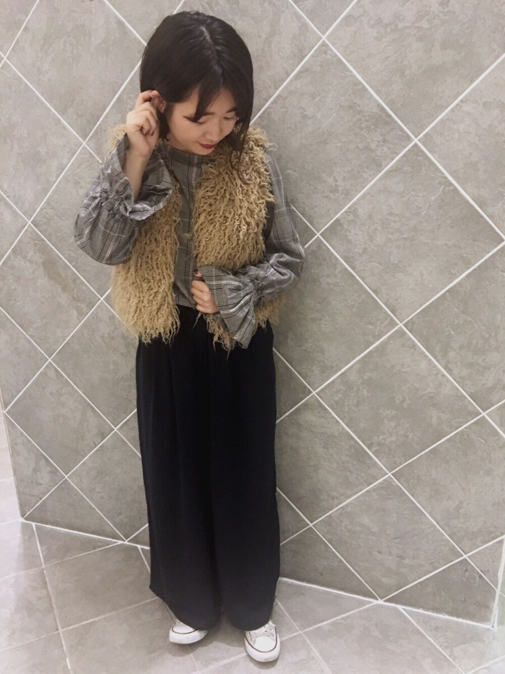 「シンプルコーデ、秋のコーデ、カジュアルコーデ、大人カジュアル、ootd、ワイドパンツ、ファー、チェック、オトナ女子、秋コーデ」｜「OLIVE des OLIVEのフェイクファーベスト◆（その他アウター、グレー系）」を使った、ちあきさん（レディース・156cm）の秋コーディネートの1枚目の写真