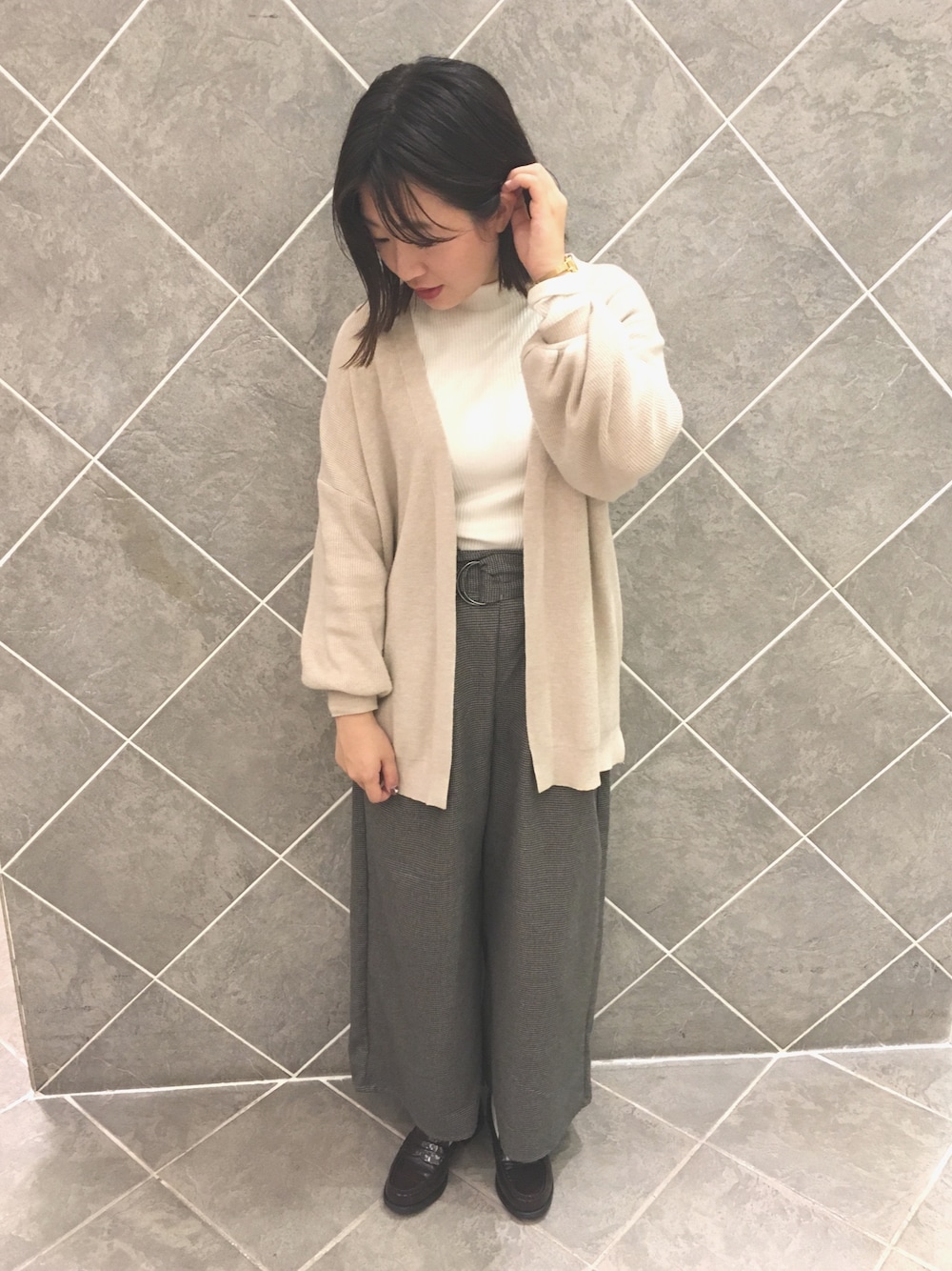 「パンツスタイル、秋コーデ、チェック、ootd、カジュアルコーデ、ワイドパンツ、シンプルコーデ、ローファー、チェックパンツ、秋のコーデ」｜「Green　Parksのリブ編みニットカーディガン（カーディガン/ボレロ、ベージュ系）」を使った、ちあきさん（レディース・156cm）の秋コーディネートの1枚目の写真