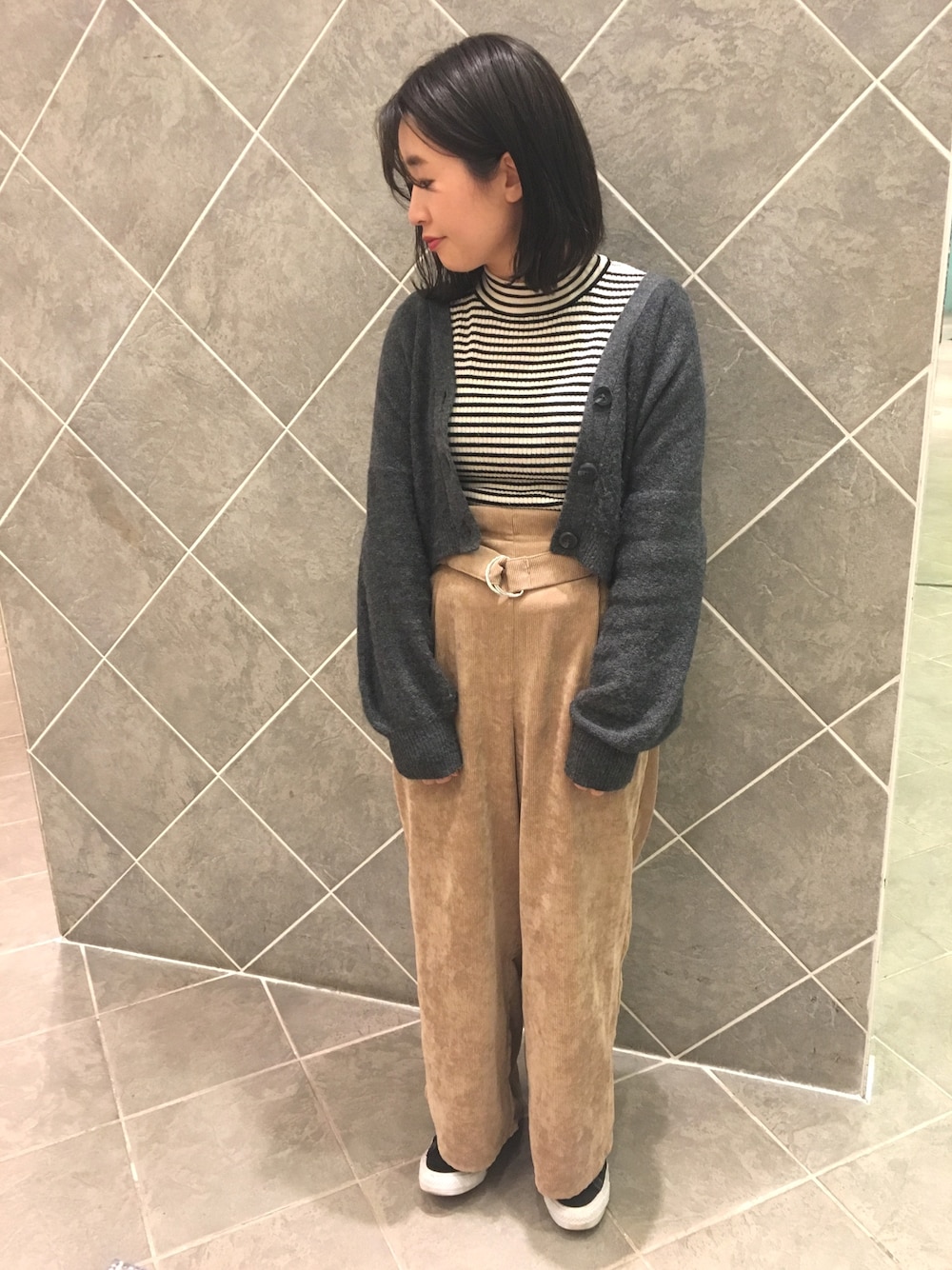 「カジュアル、ショート丈トップス、カーディガン、ootd、オトナカジュアル、コーデュロイ、ワイドパンツ、コーデュロイパンツ、ボーダー」｜「earth music&ecologyの・ショートボリュームニットカーディガン（カーディガン/ボレロ、グレー系）」を使った、ちあきさん（レディース・156cm）の秋コーディネートの1枚目の写真