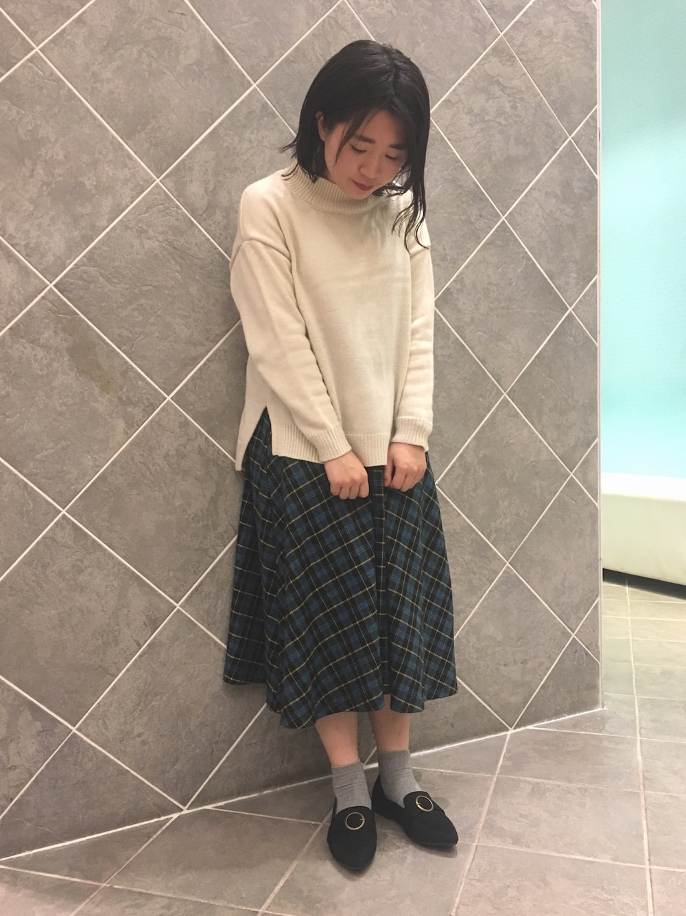 「大人カジュアル、シンプルコーデ、チェック、タートルネック、ニット、ローファー、秋冬、ハイネック、チェックスカート」｜「Green　Parksの・タートルニットプルオーバー（ニット/セーター、ホワイト系）」を使った、ちあきさん（レディース・156cm）の秋コーディネートの1枚目の写真