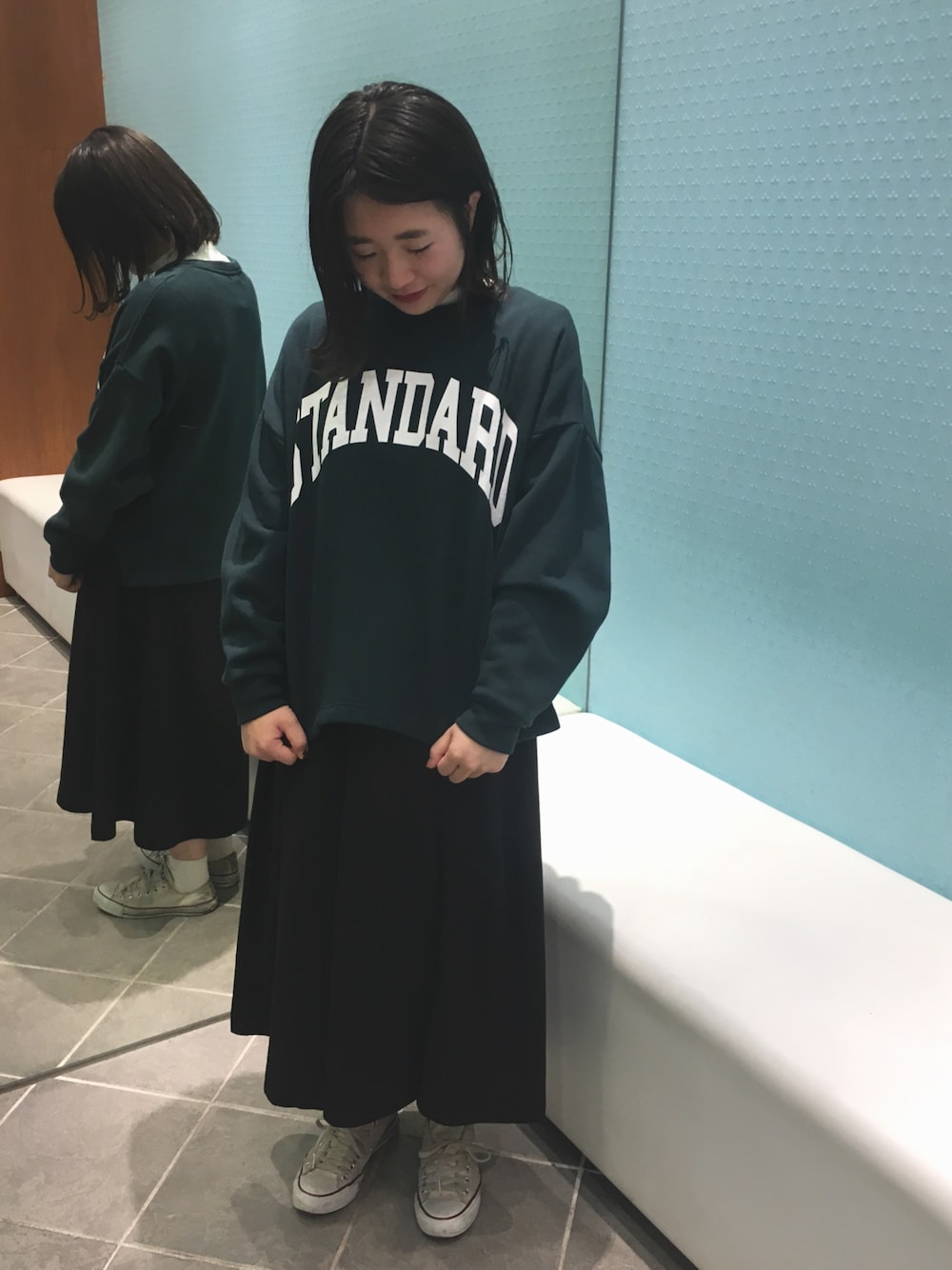 「カジュアルコーデ、トレーナー、スカート、スニーカー、オトナカジュアル、ootd、冬、Green Parks、earth music&ecology」｜「earth music&ecologyの・裏起毛プリントプルオーバー（Tシャツ/カットソー、グリーン系）」を使った、ちあきさん（レディース・156cm）の冬コーディネートの1枚目の写真