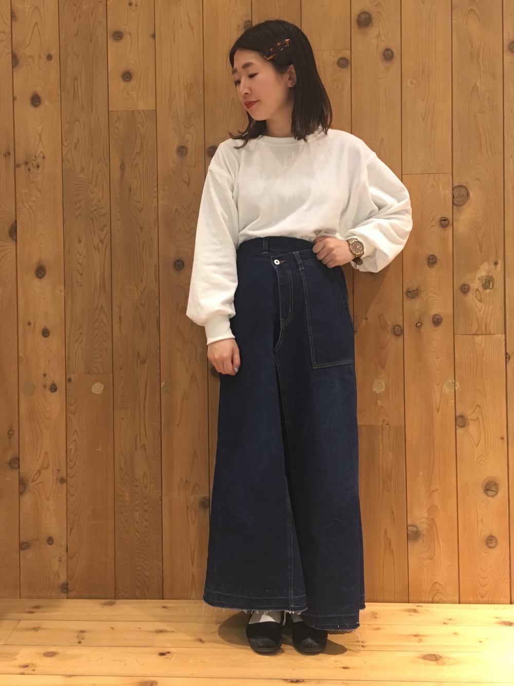 「シンプル、デニム、ロングスカート、バレエシューズ、スウェット、ラクチンコーデ、大人カジュアル、モノトーン、ootd、Green Parks」｜「Green　Parksの・ウラケサイドリブプルオーバー（Tシャツ/カットソー、ホワイト系）」を使った、ちあきさん（レディース・156cm）の冬コーディネートの1枚目の写真