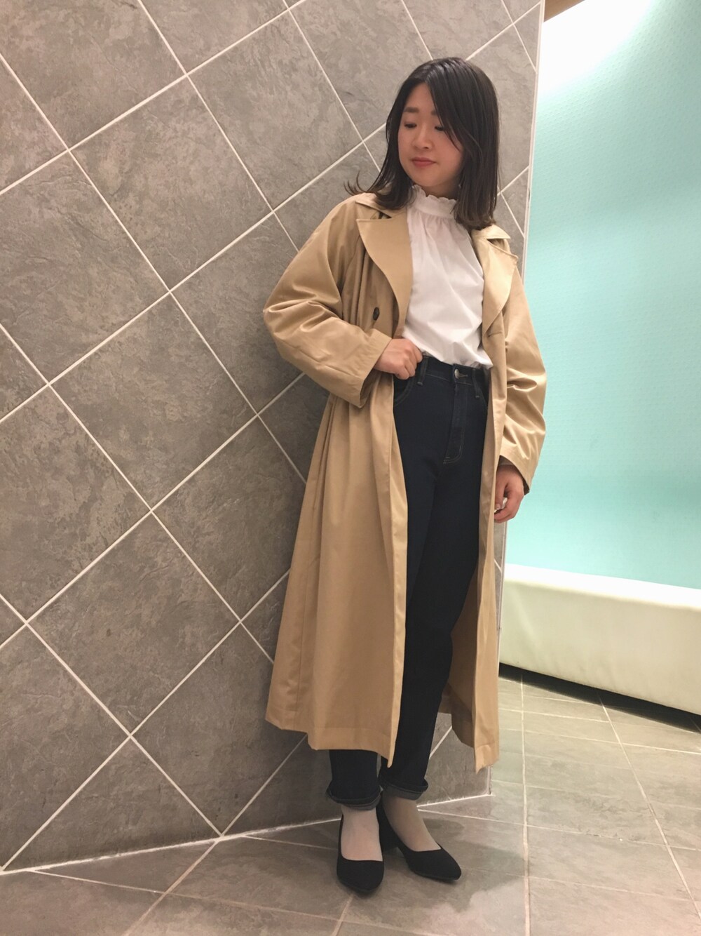 「大人カジュアル、春コーデ、シンプル、パンツスタイル、デニム、Wrangler、トレンチコート、オトナカジュアル、ootd、デニムパンツ」｜「Green　Parksのアイテム（トレンチコート、ベージュ系）」を使った、ちあきさん（レディース・156cm）の冬コーディネートの1枚目の写真