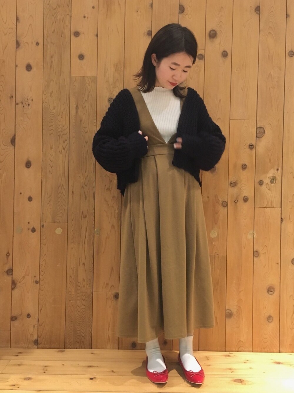 「シンプルコーデ、大人カジュアル、ベーシック、カーディガン、ootd、春コーデ、赤、バレエシューズ、ベージュ、earth music&ecology」｜「Green　Parksの・カラージャンパースカート（サロペット/オーバーオール、イエロー系）」を使った、ちあきさん（レディース・156cm）の冬コーディネートの1枚目の写真