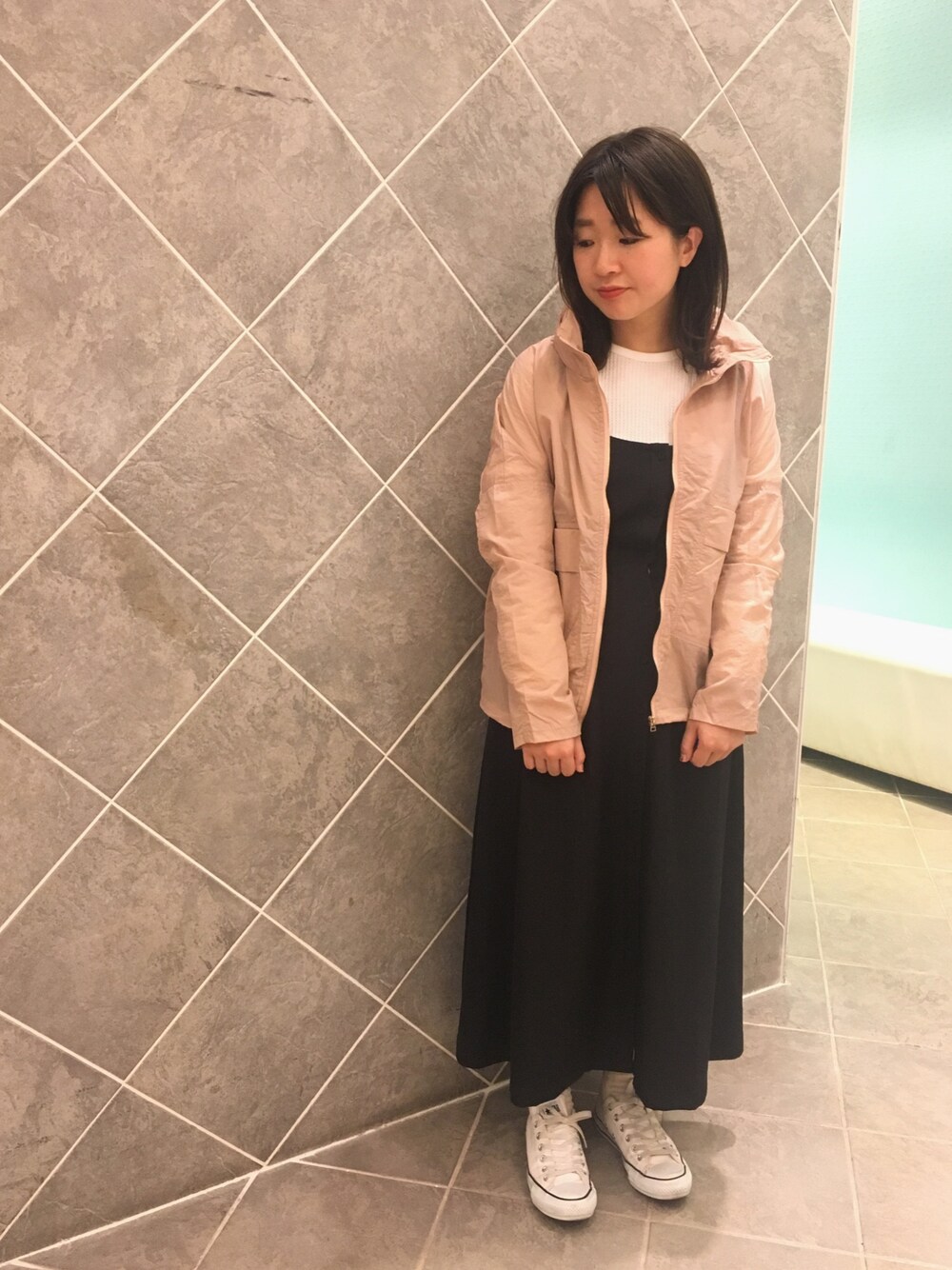 「はるコーデ、大人カジュアル、ワンピース、スニーカー、コンバース、スニーカーコーデ、Green Parks、オトナカジュアル、ワーク、converse」｜「Green　Parksのナイロンスポーティーブルゾン（ブルゾン、ピンク系）」を使った、ちあきさん（レディース・156cm）の春コーディネートの1枚目の写真